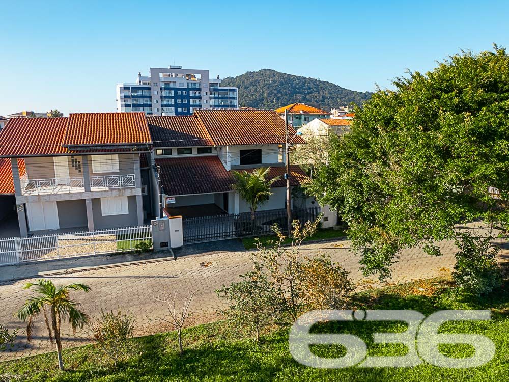 VENHA MORAR COM MAIS QUALIDADE DE VIDA NA PRAINHA!
Não perca essa chance! Seja bem-vindo à sua nova residência, localizada na primeira quadra da deslumbrante Prainha em São Francisco do Sul. Essa é uma oportunidade única de viver em um lugar privilegiado, com uma localização excepcional e uma casa em ótimo estado de conservação.
Ao adentrar o sobrado, você será recebido por ambientes amplos e bem distribuídos. A suíte principal e mais três dormitórios oferecem conforto e privacidade para toda a família. A sacada proporciona uma vista encantadora, onde você poderá desfrutar momentos de relaxamento e contemplação.
A copa e cozinha conjugada são perfeitas para reunir a família e os amigos em torno de deliciosas refeições. As salas de estar e jantar, bem iluminadas, são ideais para receber visitas e desfrutar de momentos especiais.
A casa ainda conta com uma sala íntima, perfeita para momentos de descontração e lazer em família, além de dois banheiros, área de serviço e um jardim encantador.
A área de festas com churrasqueira é o lugar perfeito para celebrar momentos especiais com amigos e familiares. E, para sua comodidade, o imóvel possui uma garagem coberta para dois carros e duas vagas descobertas.
Com uma área total de 215,58m², totalmente averbada, essa casa é o seu refúgio particular em um dos destinos mais desejados de Santa Catarina. A proximidade com uma das melhores praias do estado é um dos grandes destaques dessa propriedade.
Agende agora mesmo uma visita e encante-se com essa oferta imperdível.
Fale conosco e saiba mais:
Telefone: (47) 3451-0636
WhatsApp: (47) 99190-0636
Imobiliária 636.