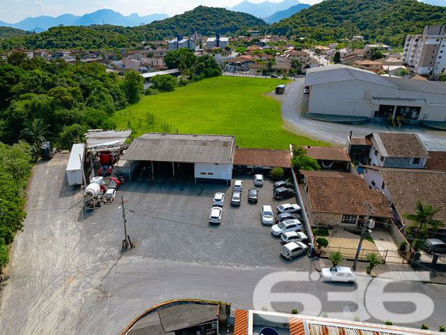 Oportunidade única em Joinville, SC! Terreno plano em esquina, ideal para empreendimentos comerciais e residenciais
Descubra o local perfeito para seu próximo empreendimento em Joinville, no bairro Costa e Silva. A 636 Negócios Imobiliários tem o orgulho de apresentar este amplo terreno de 1.301,95 m², situado em uma esquina privilegiada com acesso fácil e direto através de ruas pavimentadas.
Características do Imóvel:
Este terreno, com sua localização estratégica no coração de Joinville, é um palco aberto para uma variedade de projetos. Seja para construir um complexo residencial moderno ou um centro comercial vibrante, este terreno oferece o espaço e a versatilidade necessários para realizar sua visão.
O bairro Costa e Silva é conhecido por sua atmosfera acolhedora e infraestrutura completa, incluindo escolas, supermercados, bancos e acesso rápido aos principais pontos da cidade, fazendo deste terreno um ponto extremamente atraente para desenvolvedores e investidores.
Vantagens de Investir Aqui:
Localização de Alto Valor: Próximo ao centro e rodeado por uma infraestrutura completa.
Flexibilidade: Ideal para múltiplos usos, desde residenciais até comerciais.
Pronto para Construir: Terreno plano e regular, facilitando o início rápido da construção.
A 636 Negócios Imobiliários é reconhecida por seu compromisso com a excelência e um histórico de mais de 30 anos de sucesso no mercado imobiliário. Estamos aqui para garantir que seu investimento seja seguro e rentável, com toda a assistência técnico-jurídica de nossa equipe especializada.
Invista no futuro, comece aqui!
Entre em contato conosco hoje mesmo para mais informações e descubra como esse terreno pode ser o alicerce para seus projetos mais ambiciosos.
636 NEGÓCIOS IMOBILIÁRIOS: A SUA MELHOR ESCOLHA
Com mais de 30 anos de experiência, a 636 Negócios Imobiliários é sua parceira ideal para encontrar o imóvel perfeito. Estamos prontos para ajudá-lo a fazer deste imóvel o seu novo lar.
Telefone: (47) 3451-0636
WhatsApp: (47) 99190-0636
Não perca esta oportunidade única. Visite nosso site para mais informações: i636.com.br