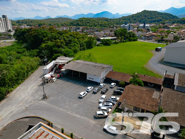 Oportunidade única em Joinville, SC! Terreno plano em esquina, ideal para empreendimentos comerciais e residenciais
Descubra o local perfeito para seu próximo empreendimento em Joinville, no bairro Costa e Silva. A 636 Negócios Imobiliários tem o orgulho de apresentar este amplo terreno de 1.301,95 m², situado em uma esquina privilegiada com acesso fácil e direto através de ruas pavimentadas.
Características do Imóvel:
Este terreno, com sua localização estratégica no coração de Joinville, é um palco aberto para uma variedade de projetos. Seja para construir um complexo residencial moderno ou um centro comercial vibrante, este terreno oferece o espaço e a versatilidade necessários para realizar sua visão.
O bairro Costa e Silva é conhecido por sua atmosfera acolhedora e infraestrutura completa, incluindo escolas, supermercados, bancos e acesso rápido aos principais pontos da cidade, fazendo deste terreno um ponto extremamente atraente para desenvolvedores e investidores.
Vantagens de Investir Aqui:
Localização de Alto Valor: Próximo ao centro e rodeado por uma infraestrutura completa.
Flexibilidade: Ideal para múltiplos usos, desde residenciais até comerciais.
Pronto para Construir: Terreno plano e regular, facilitando o início rápido da construção.
A 636 Negócios Imobiliários é reconhecida por seu compromisso com a excelência e um histórico de mais de 30 anos de sucesso no mercado imobiliário. Estamos aqui para garantir que seu investimento seja seguro e rentável, com toda a assistência técnico-jurídica de nossa equipe especializada.
Invista no futuro, comece aqui!
Entre em contato conosco hoje mesmo para mais informações e descubra como esse terreno pode ser o alicerce para seus projetos mais ambiciosos.
636 NEGÓCIOS IMOBILIÁRIOS: A SUA MELHOR ESCOLHA
Com mais de 30 anos de experiência, a 636 Negócios Imobiliários é sua parceira ideal para encontrar o imóvel perfeito. Estamos prontos para ajudá-lo a fazer deste imóvel o seu novo lar.
Telefone: (47) 3451-0636
WhatsApp: (47) 99190-0636
Não perca esta oportunidade única. Visite nosso site para mais informações: i636.com.br