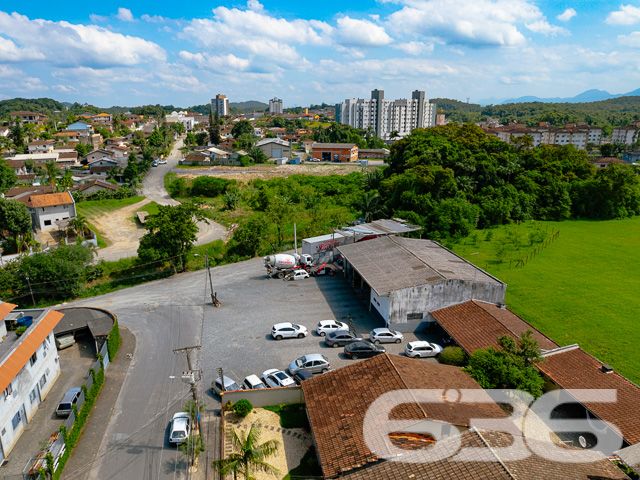 Oportunidade única em Joinville, SC! Terreno plano em esquina, ideal para empreendimentos comerciais e residenciais
Descubra o local perfeito para seu próximo empreendimento em Joinville, no bairro Costa e Silva. A 636 Negócios Imobiliários tem o orgulho de apresentar este amplo terreno de 1.301,95 m², situado em uma esquina privilegiada com acesso fácil e direto através de ruas pavimentadas.
Características do Imóvel:
Este terreno, com sua localização estratégica no coração de Joinville, é um palco aberto para uma variedade de projetos. Seja para construir um complexo residencial moderno ou um centro comercial vibrante, este terreno oferece o espaço e a versatilidade necessários para realizar sua visão.
O bairro Costa e Silva é conhecido por sua atmosfera acolhedora e infraestrutura completa, incluindo escolas, supermercados, bancos e acesso rápido aos principais pontos da cidade, fazendo deste terreno um ponto extremamente atraente para desenvolvedores e investidores.
Vantagens de Investir Aqui:
Localização de Alto Valor: Próximo ao centro e rodeado por uma infraestrutura completa.
Flexibilidade: Ideal para múltiplos usos, desde residenciais até comerciais.
Pronto para Construir: Terreno plano e regular, facilitando o início rápido da construção.
A 636 Negócios Imobiliários é reconhecida por seu compromisso com a excelência e um histórico de mais de 30 anos de sucesso no mercado imobiliário. Estamos aqui para garantir que seu investimento seja seguro e rentável, com toda a assistência técnico-jurídica de nossa equipe especializada.
Invista no futuro, comece aqui!
Entre em contato conosco hoje mesmo para mais informações e descubra como esse terreno pode ser o alicerce para seus projetos mais ambiciosos.
636 NEGÓCIOS IMOBILIÁRIOS: A SUA MELHOR ESCOLHA
Com mais de 30 anos de experiência, a 636 Negócios Imobiliários é sua parceira ideal para encontrar o imóvel perfeito. Estamos prontos para ajudá-lo a fazer deste imóvel o seu novo lar.
Telefone: (47) 3451-0636
WhatsApp: (47) 99190-0636
Não perca esta oportunidade única. Visite nosso site para mais informações: i636.com.br
