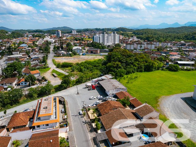 Oportunidade única em Joinville, SC! Terreno plano em esquina, ideal para empreendimentos comerciais e residenciais
Descubra o local perfeito para seu próximo empreendimento em Joinville, no bairro Costa e Silva. A 636 Negócios Imobiliários tem o orgulho de apresentar este amplo terreno de 1.301,95 m², situado em uma esquina privilegiada com acesso fácil e direto através de ruas pavimentadas.
Características do Imóvel:
Este terreno, com sua localização estratégica no coração de Joinville, é um palco aberto para uma variedade de projetos. Seja para construir um complexo residencial moderno ou um centro comercial vibrante, este terreno oferece o espaço e a versatilidade necessários para realizar sua visão.
O bairro Costa e Silva é conhecido por sua atmosfera acolhedora e infraestrutura completa, incluindo escolas, supermercados, bancos e acesso rápido aos principais pontos da cidade, fazendo deste terreno um ponto extremamente atraente para desenvolvedores e investidores.
Vantagens de Investir Aqui:
Localização de Alto Valor: Próximo ao centro e rodeado por uma infraestrutura completa.
Flexibilidade: Ideal para múltiplos usos, desde residenciais até comerciais.
Pronto para Construir: Terreno plano e regular, facilitando o início rápido da construção.
A 636 Negócios Imobiliários é reconhecida por seu compromisso com a excelência e um histórico de mais de 30 anos de sucesso no mercado imobiliário. Estamos aqui para garantir que seu investimento seja seguro e rentável, com toda a assistência técnico-jurídica de nossa equipe especializada.
Invista no futuro, comece aqui!
Entre em contato conosco hoje mesmo para mais informações e descubra como esse terreno pode ser o alicerce para seus projetos mais ambiciosos.
636 NEGÓCIOS IMOBILIÁRIOS: A SUA MELHOR ESCOLHA
Com mais de 30 anos de experiência, a 636 Negócios Imobiliários é sua parceira ideal para encontrar o imóvel perfeito. Estamos prontos para ajudá-lo a fazer deste imóvel o seu novo lar.
Telefone: (47) 3451-0636
WhatsApp: (47) 99190-0636
Não perca esta oportunidade única. Visite nosso site para mais informações: i636.com.br