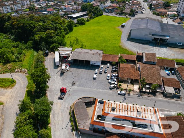 Oportunidade única em Joinville, SC! Terreno plano em esquina, ideal para empreendimentos comerciais e residenciais
Descubra o local perfeito para seu próximo empreendimento em Joinville, no bairro Costa e Silva. A 636 Negócios Imobiliários tem o orgulho de apresentar este amplo terreno de 1.301,95 m², situado em uma esquina privilegiada com acesso fácil e direto através de ruas pavimentadas.
Características do Imóvel:
Este terreno, com sua localização estratégica no coração de Joinville, é um palco aberto para uma variedade de projetos. Seja para construir um complexo residencial moderno ou um centro comercial vibrante, este terreno oferece o espaço e a versatilidade necessários para realizar sua visão.
O bairro Costa e Silva é conhecido por sua atmosfera acolhedora e infraestrutura completa, incluindo escolas, supermercados, bancos e acesso rápido aos principais pontos da cidade, fazendo deste terreno um ponto extremamente atraente para desenvolvedores e investidores.
Vantagens de Investir Aqui:
Localização de Alto Valor: Próximo ao centro e rodeado por uma infraestrutura completa.
Flexibilidade: Ideal para múltiplos usos, desde residenciais até comerciais.
Pronto para Construir: Terreno plano e regular, facilitando o início rápido da construção.
A 636 Negócios Imobiliários é reconhecida por seu compromisso com a excelência e um histórico de mais de 30 anos de sucesso no mercado imobiliário. Estamos aqui para garantir que seu investimento seja seguro e rentável, com toda a assistência técnico-jurídica de nossa equipe especializada.
Invista no futuro, comece aqui!
Entre em contato conosco hoje mesmo para mais informações e descubra como esse terreno pode ser o alicerce para seus projetos mais ambiciosos.
636 NEGÓCIOS IMOBILIÁRIOS: A SUA MELHOR ESCOLHA
Com mais de 30 anos de experiência, a 636 Negócios Imobiliários é sua parceira ideal para encontrar o imóvel perfeito. Estamos prontos para ajudá-lo a fazer deste imóvel o seu novo lar.
Telefone: (47) 3451-0636
WhatsApp: (47) 99190-0636
Não perca esta oportunidade única. Visite nosso site para mais informações: i636.com.br