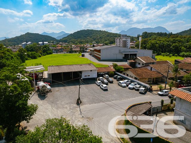 Oportunidade única em Joinville, SC! Terreno plano em esquina, ideal para empreendimentos comerciais e residenciais
Descubra o local perfeito para seu próximo empreendimento em Joinville, no bairro Costa e Silva. A 636 Negócios Imobiliários tem o orgulho de apresentar este amplo terreno de 1.301,95 m², situado em uma esquina privilegiada com acesso fácil e direto através de ruas pavimentadas.
Características do Imóvel:
Este terreno, com sua localização estratégica no coração de Joinville, é um palco aberto para uma variedade de projetos. Seja para construir um complexo residencial moderno ou um centro comercial vibrante, este terreno oferece o espaço e a versatilidade necessários para realizar sua visão.
O bairro Costa e Silva é conhecido por sua atmosfera acolhedora e infraestrutura completa, incluindo escolas, supermercados, bancos e acesso rápido aos principais pontos da cidade, fazendo deste terreno um ponto extremamente atraente para desenvolvedores e investidores.
Vantagens de Investir Aqui:
Localização de Alto Valor: Próximo ao centro e rodeado por uma infraestrutura completa.
Flexibilidade: Ideal para múltiplos usos, desde residenciais até comerciais.
Pronto para Construir: Terreno plano e regular, facilitando o início rápido da construção.
A 636 Negócios Imobiliários é reconhecida por seu compromisso com a excelência e um histórico de mais de 30 anos de sucesso no mercado imobiliário. Estamos aqui para garantir que seu investimento seja seguro e rentável, com toda a assistência técnico-jurídica de nossa equipe especializada.
Invista no futuro, comece aqui!
Entre em contato conosco hoje mesmo para mais informações e descubra como esse terreno pode ser o alicerce para seus projetos mais ambiciosos.
636 NEGÓCIOS IMOBILIÁRIOS: A SUA MELHOR ESCOLHA
Com mais de 30 anos de experiência, a 636 Negócios Imobiliários é sua parceira ideal para encontrar o imóvel perfeito. Estamos prontos para ajudá-lo a fazer deste imóvel o seu novo lar.
Telefone: (47) 3451-0636
WhatsApp: (47) 99190-0636
Não perca esta oportunidade única. Visite nosso site para mais informações: i636.com.br