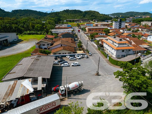 Oportunidade única em Joinville, SC! Terreno plano em esquina, ideal para empreendimentos comerciais e residenciais
Descubra o local perfeito para seu próximo empreendimento em Joinville, no bairro Costa e Silva. A 636 Negócios Imobiliários tem o orgulho de apresentar este amplo terreno de 1.301,95 m², situado em uma esquina privilegiada com acesso fácil e direto através de ruas pavimentadas.
Características do Imóvel:
Este terreno, com sua localização estratégica no coração de Joinville, é um palco aberto para uma variedade de projetos. Seja para construir um complexo residencial moderno ou um centro comercial vibrante, este terreno oferece o espaço e a versatilidade necessários para realizar sua visão.
O bairro Costa e Silva é conhecido por sua atmosfera acolhedora e infraestrutura completa, incluindo escolas, supermercados, bancos e acesso rápido aos principais pontos da cidade, fazendo deste terreno um ponto extremamente atraente para desenvolvedores e investidores.
Vantagens de Investir Aqui:
Localização de Alto Valor: Próximo ao centro e rodeado por uma infraestrutura completa.
Flexibilidade: Ideal para múltiplos usos, desde residenciais até comerciais.
Pronto para Construir: Terreno plano e regular, facilitando o início rápido da construção.
A 636 Negócios Imobiliários é reconhecida por seu compromisso com a excelência e um histórico de mais de 30 anos de sucesso no mercado imobiliário. Estamos aqui para garantir que seu investimento seja seguro e rentável, com toda a assistência técnico-jurídica de nossa equipe especializada.
Invista no futuro, comece aqui!
Entre em contato conosco hoje mesmo para mais informações e descubra como esse terreno pode ser o alicerce para seus projetos mais ambiciosos.
636 NEGÓCIOS IMOBILIÁRIOS: A SUA MELHOR ESCOLHA
Com mais de 30 anos de experiência, a 636 Negócios Imobiliários é sua parceira ideal para encontrar o imóvel perfeito. Estamos prontos para ajudá-lo a fazer deste imóvel o seu novo lar.
Telefone: (47) 3451-0636
WhatsApp: (47) 99190-0636
Não perca esta oportunidade única. Visite nosso site para mais informações: i636.com.br
