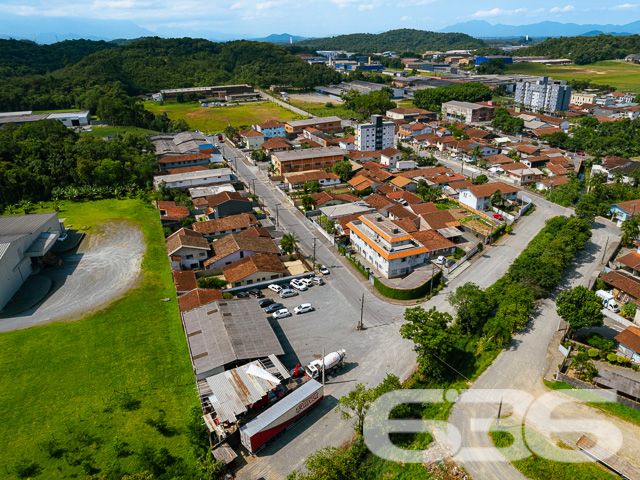 Oportunidade única em Joinville, SC! Terreno plano em esquina, ideal para empreendimentos comerciais e residenciais
Descubra o local perfeito para seu próximo empreendimento em Joinville, no bairro Costa e Silva. A 636 Negócios Imobiliários tem o orgulho de apresentar este amplo terreno de 1.301,95 m², situado em uma esquina privilegiada com acesso fácil e direto através de ruas pavimentadas.
Características do Imóvel:
Este terreno, com sua localização estratégica no coração de Joinville, é um palco aberto para uma variedade de projetos. Seja para construir um complexo residencial moderno ou um centro comercial vibrante, este terreno oferece o espaço e a versatilidade necessários para realizar sua visão.
O bairro Costa e Silva é conhecido por sua atmosfera acolhedora e infraestrutura completa, incluindo escolas, supermercados, bancos e acesso rápido aos principais pontos da cidade, fazendo deste terreno um ponto extremamente atraente para desenvolvedores e investidores.
Vantagens de Investir Aqui:
Localização de Alto Valor: Próximo ao centro e rodeado por uma infraestrutura completa.
Flexibilidade: Ideal para múltiplos usos, desde residenciais até comerciais.
Pronto para Construir: Terreno plano e regular, facilitando o início rápido da construção.
A 636 Negócios Imobiliários é reconhecida por seu compromisso com a excelência e um histórico de mais de 30 anos de sucesso no mercado imobiliário. Estamos aqui para garantir que seu investimento seja seguro e rentável, com toda a assistência técnico-jurídica de nossa equipe especializada.
Invista no futuro, comece aqui!
Entre em contato conosco hoje mesmo para mais informações e descubra como esse terreno pode ser o alicerce para seus projetos mais ambiciosos.
636 NEGÓCIOS IMOBILIÁRIOS: A SUA MELHOR ESCOLHA
Com mais de 30 anos de experiência, a 636 Negócios Imobiliários é sua parceira ideal para encontrar o imóvel perfeito. Estamos prontos para ajudá-lo a fazer deste imóvel o seu novo lar.
Telefone: (47) 3451-0636
WhatsApp: (47) 99190-0636
Não perca esta oportunidade única. Visite nosso site para mais informações: i636.com.br