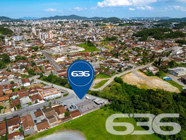 Oportunidade única em Joinville, SC! Terreno plano em esquina, ideal para empreendimentos comerciais e residenciais
Descubra o local perfeito para seu próximo empreendimento em Joinville, no bairro Costa e Silva. A 636 Negócios Imobiliários tem o orgulho de apresentar este amplo terreno de 1.301,95 m², situado em uma esquina privilegiada com acesso fácil e direto através de ruas pavimentadas.
Características do Imóvel:
Este terreno, com sua localização estratégica no coração de Joinville, é um palco aberto para uma variedade de projetos. Seja para construir um complexo residencial moderno ou um centro comercial vibrante, este terreno oferece o espaço e a versatilidade necessários para realizar sua visão.
O bairro Costa e Silva é conhecido por sua atmosfera acolhedora e infraestrutura completa, incluindo escolas, supermercados, bancos e acesso rápido aos principais pontos da cidade, fazendo deste terreno um ponto extremamente atraente para desenvolvedores e investidores.
Vantagens de Investir Aqui:
Localização de Alto Valor: Próximo ao centro e rodeado por uma infraestrutura completa.
Flexibilidade: Ideal para múltiplos usos, desde residenciais até comerciais.
Pronto para Construir: Terreno plano e regular, facilitando o início rápido da construção.
A 636 Negócios Imobiliários é reconhecida por seu compromisso com a excelência e um histórico de mais de 30 anos de sucesso no mercado imobiliário. Estamos aqui para garantir que seu investimento seja seguro e rentável, com toda a assistência técnico-jurídica de nossa equipe especializada.
Invista no futuro, comece aqui!
Entre em contato conosco hoje mesmo para mais informações e descubra como esse terreno pode ser o alicerce para seus projetos mais ambiciosos.
636 NEGÓCIOS IMOBILIÁRIOS: A SUA MELHOR ESCOLHA
Com mais de 30 anos de experiência, a 636 Negócios Imobiliários é sua parceira ideal para encontrar o imóvel perfeito. Estamos prontos para ajudá-lo a fazer deste imóvel o seu novo lar.
Telefone: (47) 3451-0636
WhatsApp: (47) 99190-0636
Não perca esta oportunidade única. Visite nosso site para mais informações: i636.com.br