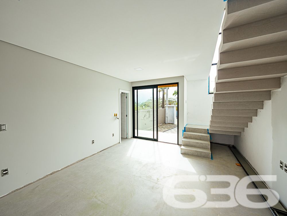 CASA DOS SEUS SONHOS EM UBATUBA, SÃO FRANCISCO DO SUL!
Com uma arquitetura moderna e acabamentos impecáveis, este imóvel certamente encantará até os gostos mais exigentes. Desfrute de uma vida sofisticada neste imóvel de alto padrão, localizado a apenas 250 metros da praia em São Francisco do Sul.
O sobrado dispõe de uma suíte espaçosa, perfeita para momentos de relaxamento e privacidade, além de mais 2 dormitórios elegantes e aconchegantes.
As salas de estar e jantar são espaçosas e proporcionam um ambiente perfeito para receber amigos e familiares. A copa e cozinha conjugada apresentam um design funcional e elegante.
A sacada é um convite para desfrutar de momentos de tranquilidade e apreciar a brisa do mar. O jardim bem cuidado adiciona um toque de natureza e serenidade ao ambiente.
Para momentos de confraternização, a área de festas com churrasqueira é perfeita para criar memórias inesquecíveis com seus entes queridos.
Além disso, o imóvel conta com duas vagas de garagem, proporcionando praticidade e segurança aos moradores.
Com uma localização privilegiada, você estará a poucos passos da praia, podendo desfrutar das belezas naturais da região. Além disso, estará próximo a diversos comércios, restaurantes e opções de lazer.
Não perca a oportunidade de viver em um imóvel de alto padrão, onde o conforto e o requinte se encontram.
Previsão de entrega: 08/2023.
Fale conosco e saiba mais:
Telefone: (47) 3448-3636
WhatsApp: (47) 99190-0636
Imobiliária 636.