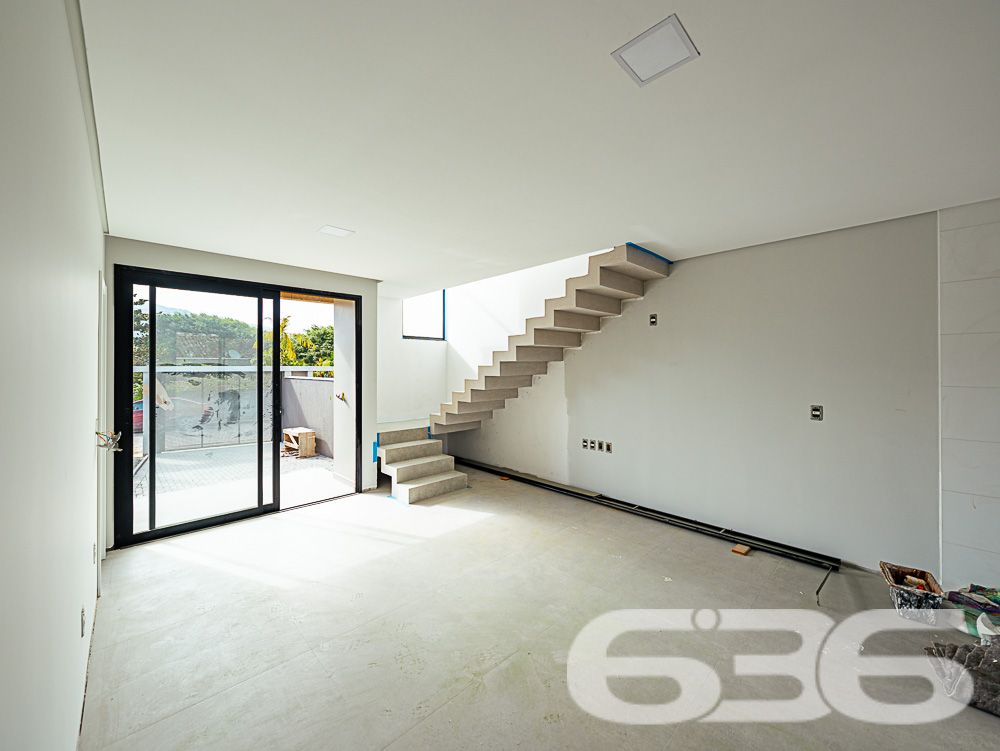 CASA DOS SEUS SONHOS EM UBATUBA, SÃO FRANCISCO DO SUL!
Com uma arquitetura moderna e acabamentos impecáveis, este imóvel certamente encantará até os gostos mais exigentes. Desfrute de uma vida sofisticada neste imóvel de alto padrão, localizado a apenas 250 metros da praia em São Francisco do Sul.
O sobrado dispõe de uma suíte espaçosa, perfeita para momentos de relaxamento e privacidade, além de mais 2 dormitórios elegantes e aconchegantes.
As salas de estar e jantar são espaçosas e proporcionam um ambiente perfeito para receber amigos e familiares. A copa e cozinha conjugada apresentam um design funcional e elegante.
A sacada é um convite para desfrutar de momentos de tranquilidade e apreciar a brisa do mar. O jardim bem cuidado adiciona um toque de natureza e serenidade ao ambiente.
Para momentos de confraternização, a área de festas com churrasqueira é perfeita para criar memórias inesquecíveis com seus entes queridos.
Além disso, o imóvel conta com duas vagas de garagem, proporcionando praticidade e segurança aos moradores.
Com uma localização privilegiada, você estará a poucos passos da praia, podendo desfrutar das belezas naturais da região. Além disso, estará próximo a diversos comércios, restaurantes e opções de lazer.
Não perca a oportunidade de viver em um imóvel de alto padrão, onde o conforto e o requinte se encontram.
Previsão de entrega: 08/2023.
Fale conosco e saiba mais:
Telefone: (47) 3448-3636
WhatsApp: (47) 99190-0636
Imobiliária 636.