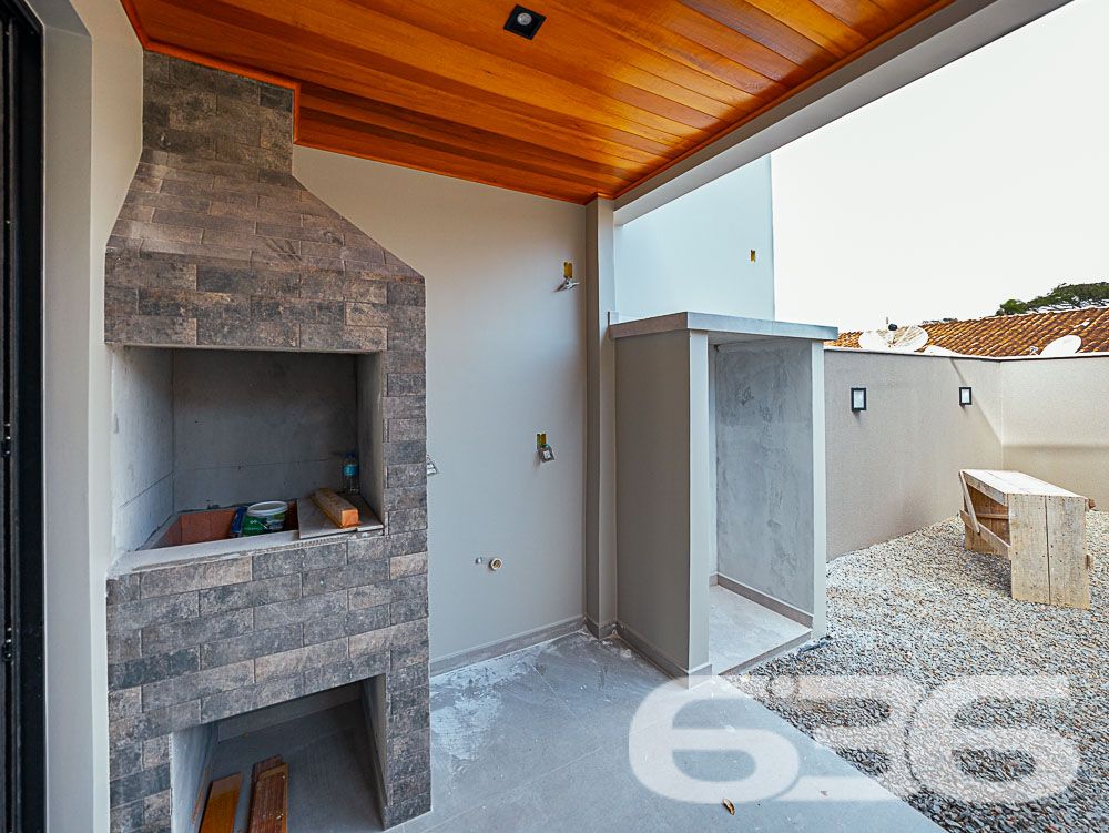 CASA DOS SEUS SONHOS EM UBATUBA, SÃO FRANCISCO DO SUL!
Com uma arquitetura moderna e acabamentos impecáveis, este imóvel certamente encantará até os gostos mais exigentes. Desfrute de uma vida sofisticada neste imóvel de alto padrão, localizado a apenas 250 metros da praia em São Francisco do Sul.
O sobrado dispõe de uma suíte espaçosa, perfeita para momentos de relaxamento e privacidade, além de mais 2 dormitórios elegantes e aconchegantes.
As salas de estar e jantar são espaçosas e proporcionam um ambiente perfeito para receber amigos e familiares. A copa e cozinha conjugada apresentam um design funcional e elegante.
A sacada é um convite para desfrutar de momentos de tranquilidade e apreciar a brisa do mar. O jardim bem cuidado adiciona um toque de natureza e serenidade ao ambiente.
Para momentos de confraternização, a área de festas com churrasqueira é perfeita para criar memórias inesquecíveis com seus entes queridos.
Além disso, o imóvel conta com duas vagas de garagem, proporcionando praticidade e segurança aos moradores.
Com uma localização privilegiada, você estará a poucos passos da praia, podendo desfrutar das belezas naturais da região. Além disso, estará próximo a diversos comércios, restaurantes e opções de lazer.
Não perca a oportunidade de viver em um imóvel de alto padrão, onde o conforto e o requinte se encontram.
Previsão de entrega: 08/2023.
Fale conosco e saiba mais:
Telefone: (47) 3448-3636
WhatsApp: (47) 99190-0636
Imobiliária 636.