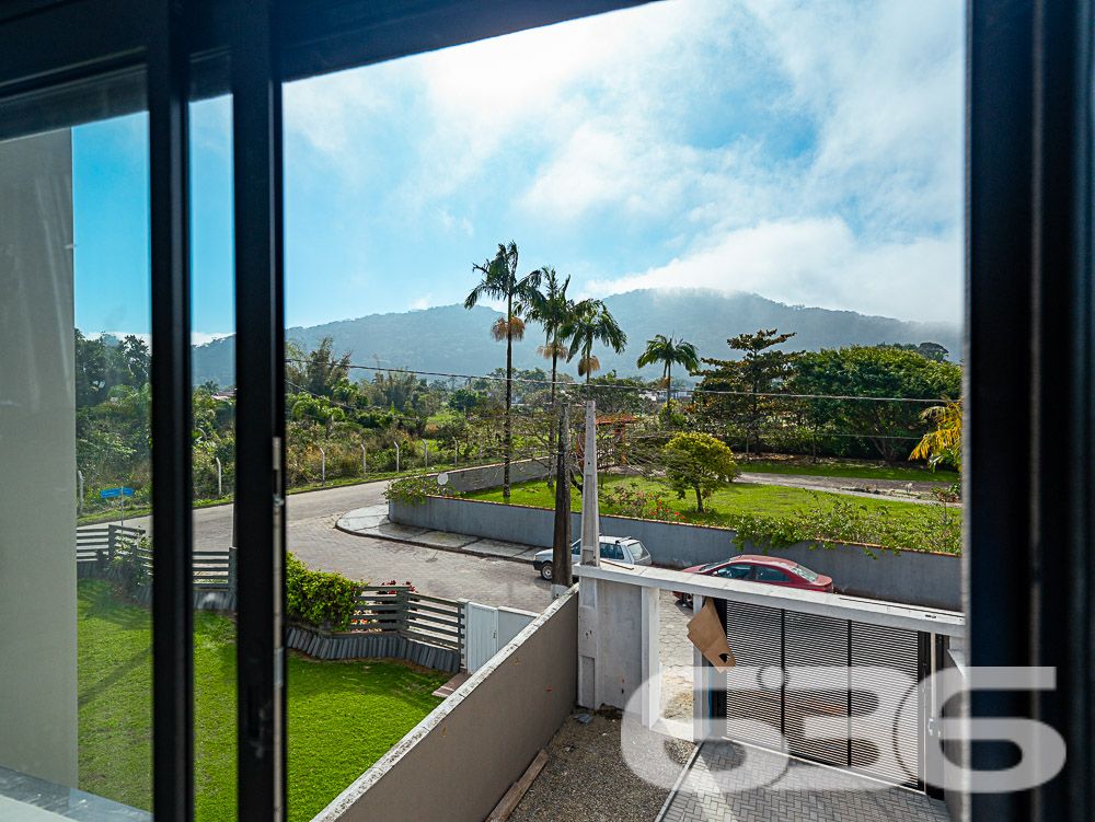 CASA DOS SEUS SONHOS EM UBATUBA, SÃO FRANCISCO DO SUL!
Com uma arquitetura moderna e acabamentos impecáveis, este imóvel certamente encantará até os gostos mais exigentes. Desfrute de uma vida sofisticada neste imóvel de alto padrão, localizado a apenas 250 metros da praia em São Francisco do Sul.
O sobrado dispõe de uma suíte espaçosa, perfeita para momentos de relaxamento e privacidade, além de mais 2 dormitórios elegantes e aconchegantes.
As salas de estar e jantar são espaçosas e proporcionam um ambiente perfeito para receber amigos e familiares. A copa e cozinha conjugada apresentam um design funcional e elegante.
A sacada é um convite para desfrutar de momentos de tranquilidade e apreciar a brisa do mar. O jardim bem cuidado adiciona um toque de natureza e serenidade ao ambiente.
Para momentos de confraternização, a área de festas com churrasqueira é perfeita para criar memórias inesquecíveis com seus entes queridos.
Além disso, o imóvel conta com duas vagas de garagem, proporcionando praticidade e segurança aos moradores.
Com uma localização privilegiada, você estará a poucos passos da praia, podendo desfrutar das belezas naturais da região. Além disso, estará próximo a diversos comércios, restaurantes e opções de lazer.
Não perca a oportunidade de viver em um imóvel de alto padrão, onde o conforto e o requinte se encontram.
Previsão de entrega: 08/2023.
Fale conosco e saiba mais:
Telefone: (47) 3448-3636
WhatsApp: (47) 99190-0636
Imobiliária 636.