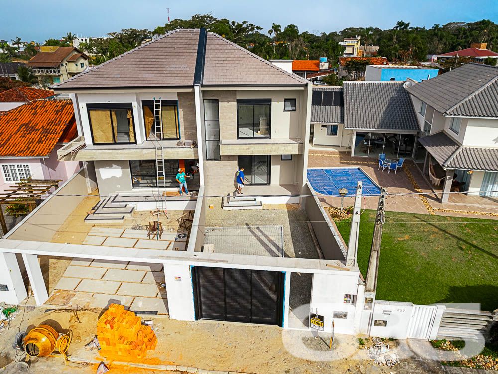 CASA DOS SEUS SONHOS EM UBATUBA, SÃO FRANCISCO DO SUL!
Com uma arquitetura moderna e acabamentos impecáveis, este imóvel certamente encantará até os gostos mais exigentes. Desfrute de uma vida sofisticada neste imóvel de alto padrão, localizado a apenas 250 metros da praia em São Francisco do Sul.
O sobrado dispõe de uma suíte espaçosa, perfeita para momentos de relaxamento e privacidade, além de mais 2 dormitórios elegantes e aconchegantes.
As salas de estar e jantar são espaçosas e proporcionam um ambiente perfeito para receber amigos e familiares. A copa e cozinha conjugada apresentam um design funcional e elegante.
A sacada é um convite para desfrutar de momentos de tranquilidade e apreciar a brisa do mar. O jardim bem cuidado adiciona um toque de natureza e serenidade ao ambiente.
Para momentos de confraternização, a área de festas com churrasqueira é perfeita para criar memórias inesquecíveis com seus entes queridos.
Além disso, o imóvel conta com duas vagas de garagem, proporcionando praticidade e segurança aos moradores.
Com uma localização privilegiada, você estará a poucos passos da praia, podendo desfrutar das belezas naturais da região. Além disso, estará próximo a diversos comércios, restaurantes e opções de lazer.
Não perca a oportunidade de viver em um imóvel de alto padrão, onde o conforto e o requinte se encontram.
Previsão de entrega: 08/2023.
Fale conosco e saiba mais:
Telefone: (47) 3448-3636
WhatsApp: (47) 99190-0636
Imobiliária 636.