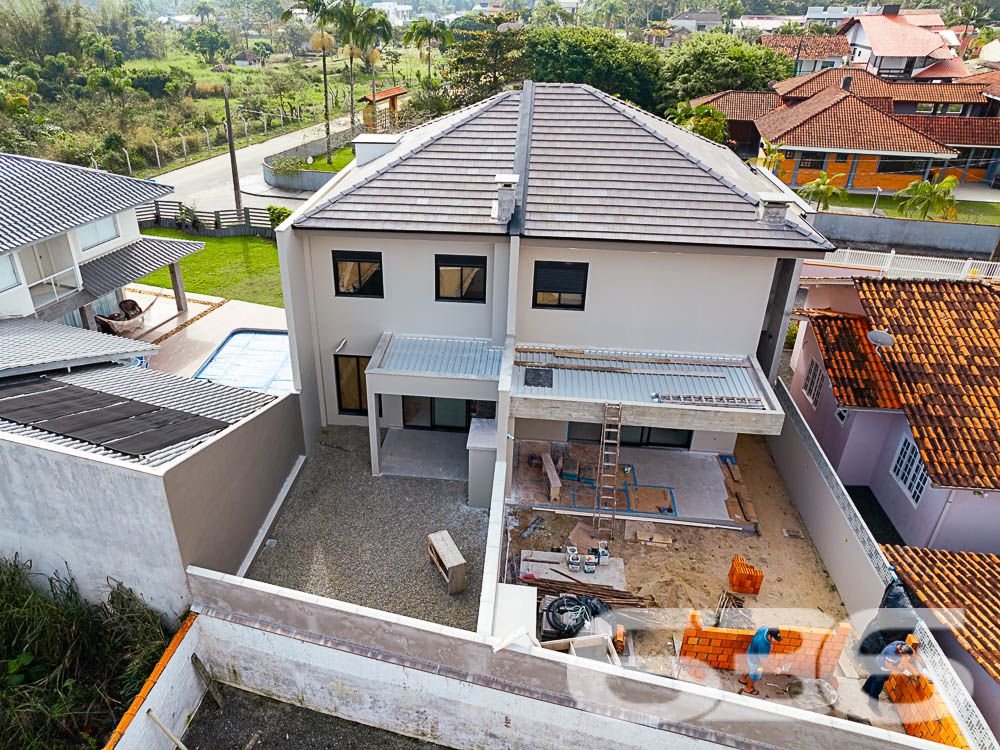 CASA DOS SEUS SONHOS EM UBATUBA, SÃO FRANCISCO DO SUL!
Com uma arquitetura moderna e acabamentos impecáveis, este imóvel certamente encantará até os gostos mais exigentes. Desfrute de uma vida sofisticada neste imóvel de alto padrão, localizado a apenas 250 metros da praia em São Francisco do Sul.
O sobrado dispõe de uma suíte espaçosa, perfeita para momentos de relaxamento e privacidade, além de mais 2 dormitórios elegantes e aconchegantes.
As salas de estar e jantar são espaçosas e proporcionam um ambiente perfeito para receber amigos e familiares. A copa e cozinha conjugada apresentam um design funcional e elegante.
A sacada é um convite para desfrutar de momentos de tranquilidade e apreciar a brisa do mar. O jardim bem cuidado adiciona um toque de natureza e serenidade ao ambiente.
Para momentos de confraternização, a área de festas com churrasqueira é perfeita para criar memórias inesquecíveis com seus entes queridos.
Além disso, o imóvel conta com duas vagas de garagem, proporcionando praticidade e segurança aos moradores.
Com uma localização privilegiada, você estará a poucos passos da praia, podendo desfrutar das belezas naturais da região. Além disso, estará próximo a diversos comércios, restaurantes e opções de lazer.
Não perca a oportunidade de viver em um imóvel de alto padrão, onde o conforto e o requinte se encontram.
Previsão de entrega: 08/2023.
Fale conosco e saiba mais:
Telefone: (47) 3448-3636
WhatsApp: (47) 99190-0636
Imobiliária 636.