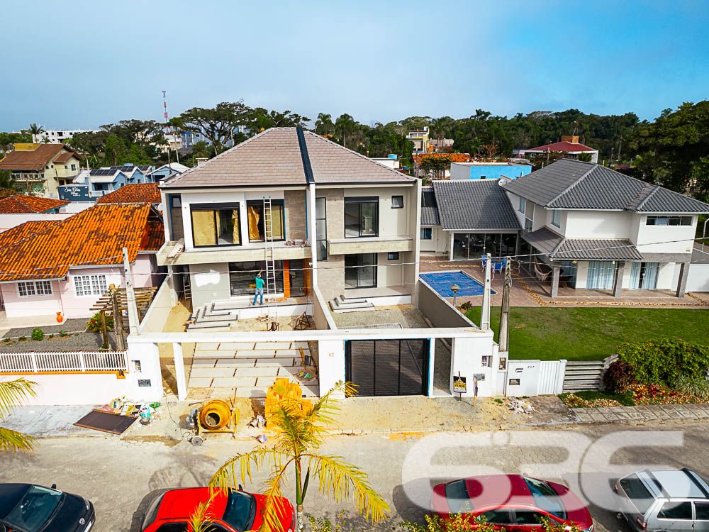 CASA DOS SEUS SONHOS EM UBATUBA, SÃO FRANCISCO DO SUL!
Com uma arquitetura moderna e acabamentos impecáveis, este imóvel certamente encantará até os gostos mais exigentes. Desfrute de uma vida sofisticada neste imóvel de alto padrão, localizado a apenas 250 metros da praia em São Francisco do Sul.
O sobrado dispõe de uma suíte espaçosa, perfeita para momentos de relaxamento e privacidade, além de mais 2 dormitórios elegantes e aconchegantes.
As salas de estar e jantar são espaçosas e proporcionam um ambiente perfeito para receber amigos e familiares. A copa e cozinha conjugada apresentam um design funcional e elegante.
A sacada é um convite para desfrutar de momentos de tranquilidade e apreciar a brisa do mar. O jardim bem cuidado adiciona um toque de natureza e serenidade ao ambiente.
Para momentos de confraternização, a área de festas com churrasqueira é perfeita para criar memórias inesquecíveis com seus entes queridos.
Além disso, o imóvel conta com duas vagas de garagem, proporcionando praticidade e segurança aos moradores.
Com uma localização privilegiada, você estará a poucos passos da praia, podendo desfrutar das belezas naturais da região. Além disso, estará próximo a diversos comércios, restaurantes e opções de lazer.
Não perca a oportunidade de viver em um imóvel de alto padrão, onde o conforto e o requinte se encontram.
Previsão de entrega: 08/2023.
Fale conosco e saiba mais:
Telefone: (47) 3448-3636
WhatsApp: (47) 99190-0636
Imobiliária 636.