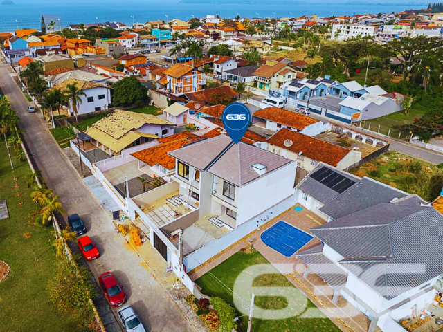 CASA DOS SEUS SONHOS EM UBATUBA, SÃO FRANCISCO DO SUL!
Com uma arquitetura moderna e acabamentos impecáveis, este imóvel certamente encantará até os gostos mais exigentes. Desfrute de uma vida sofisticada neste imóvel de alto padrão, localizado a apenas 250 metros da praia em São Francisco do Sul.
O sobrado dispõe de uma suíte espaçosa, perfeita para momentos de relaxamento e privacidade, além de mais 2 dormitórios elegantes e aconchegantes.
As salas de estar e jantar são espaçosas e proporcionam um ambiente perfeito para receber amigos e familiares. A copa e cozinha conjugada apresentam um design funcional e elegante.
A sacada é um convite para desfrutar de momentos de tranquilidade e apreciar a brisa do mar. O jardim bem cuidado adiciona um toque de natureza e serenidade ao ambiente.
Para momentos de confraternização, a área de festas com churrasqueira é perfeita para criar memórias inesquecíveis com seus entes queridos.
Além disso, o imóvel conta com duas vagas de garagem, proporcionando praticidade e segurança aos moradores.
Com uma localização privilegiada, você estará a poucos passos da praia, podendo desfrutar das belezas naturais da região. Além disso, estará próximo a diversos comércios, restaurantes e opções de lazer.
Não perca a oportunidade de viver em um imóvel de alto padrão, onde o conforto e o requinte se encontram.
Previsão de entrega: 08/2023.
Fale conosco e saiba mais:
Telefone: (47) 3448-3636
WhatsApp: (47) 99190-0636
Imobiliária 636.