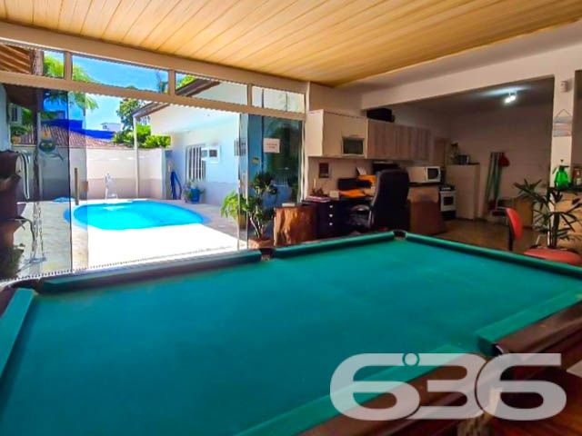 CASA COM PISCINA E ÁREA DE FESTAS EM UBATUBA, SÃO FRANCISCO DO SUL

Preparado para viver momentos inesquecíveis? Então, esta casa é perfeita para você! Apenas a 300 metros da excelente praia de Ubatuba, em São Francisco do Sul, você encontrará este verdadeiro refúgio de conforto e lazer, com uma localização simplesmente espetacular.

Com peças amplas e um bom design, esta casa é um verdadeiro convite para o bem-estar e a harmonia. São 230m² de área construída, distribuídos em uma suíte e mais 4 dormitórios acolhedores. Para acomodar sua família e amigos com total conforto, duas cozinhas completas facilitarão os momentos de confraternização.

Não para por aí! A casa também conta com uma sala de estar perfeita para relaxar, uma sala de jogos que proporcionará diversão sem limites, e um home office para momentos de produtividade. E que tal se refrescar em uma piscina privativa ou aproveitar a área de festas com churrasqueira para celebrar os melhores momentos da vida?

Com uma abertura de 18 metros, o terreno de 382,50m² ainda possui um belo jardim que traz mais beleza e tranquilidade ao ambiente. A casa oferece ainda garagem coberta para 3 carros e vaga descoberta.

Se você busca qualidade de vida, lazer e proximidade com a natureza, esta casa é a escolha certa! Não perca tempo e agende agora mesmo uma visita.

Fale conosco e saiba mais:
Telefone: (47) 3448-3636
WhatsApp: (47) 99190-0636

Imobiliária 636.