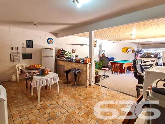 CASA COM PISCINA E ÁREA DE FESTAS EM UBATUBA, SÃO FRANCISCO DO SUL

Preparado para viver momentos inesquecíveis? Então, esta casa é perfeita para você! Apenas a 300 metros da excelente praia de Ubatuba, em São Francisco do Sul, você encontrará este verdadeiro refúgio de conforto e lazer, com uma localização simplesmente espetacular.

Com peças amplas e um bom design, esta casa é um verdadeiro convite para o bem-estar e a harmonia. São 230m² de área construída, distribuídos em uma suíte e mais 4 dormitórios acolhedores. Para acomodar sua família e amigos com total conforto, duas cozinhas completas facilitarão os momentos de confraternização.

Não para por aí! A casa também conta com uma sala de estar perfeita para relaxar, uma sala de jogos que proporcionará diversão sem limites, e um home office para momentos de produtividade. E que tal se refrescar em uma piscina privativa ou aproveitar a área de festas com churrasqueira para celebrar os melhores momentos da vida?

Com uma abertura de 18 metros, o terreno de 382,50m² ainda possui um belo jardim que traz mais beleza e tranquilidade ao ambiente. A casa oferece ainda garagem coberta para 3 carros e vaga descoberta.

Se você busca qualidade de vida, lazer e proximidade com a natureza, esta casa é a escolha certa! Não perca tempo e agende agora mesmo uma visita.

Fale conosco e saiba mais:
Telefone: (47) 3448-3636
WhatsApp: (47) 99190-0636

Imobiliária 636.