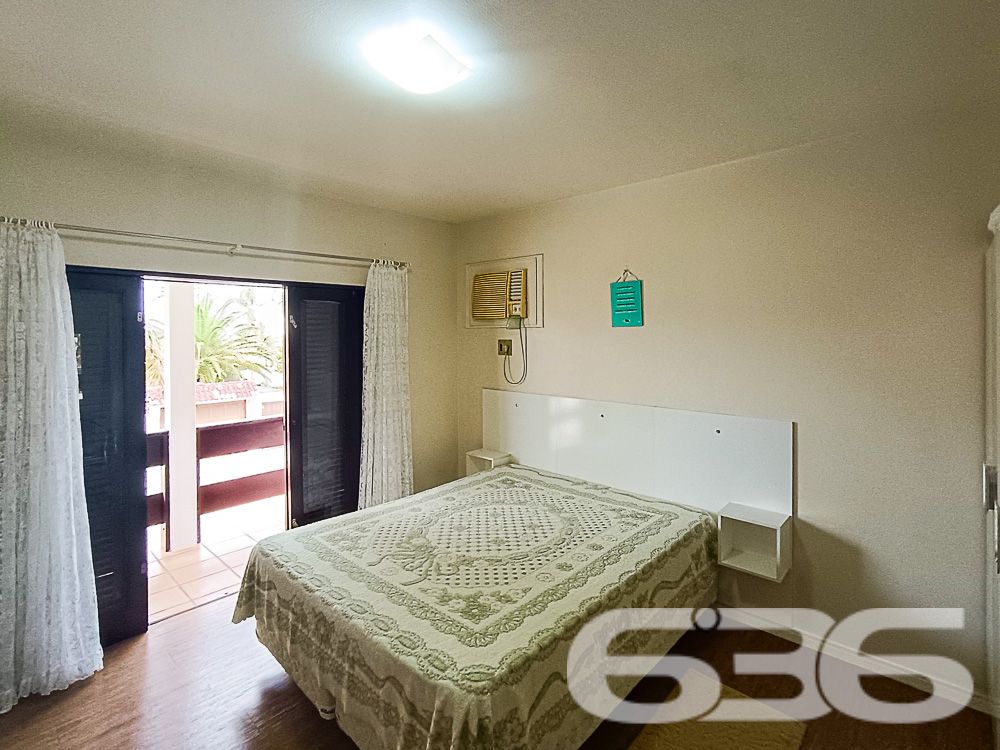 MORE PERTO DA PRAIA DE UBATUBA EM SÃO FRANCISCO DO SUL - CASA COM 5 QUARTOS.

Preparado para viver o sonho de morar perto do mar? Apresentamos a você este deslumbrante sobrado de 220m² de área construída, localizado em Ubatuba, São Francisco do Sul.

Esta espaçosa casa é um verdadeiro tesouro, situada a poucos metros da praia, na segunda quadra, com uma vista deslumbrante do nascer do sol e uma visão parcial do oceano.

Este imóvel oferece um estilo de vida invejável, com um espaço generoso e bem conservado. Sua fachada imponente e sua posição estratégica para aproveitar ao máximo a luz solar fazem dele um local ideal para relaxar e apreciar a tranquilidade da praia.

Com 5 dormitórios, esta casa é perfeita para famílias grandes ou para receber amigos em um ambiente confortável. A área de estar e jantar é ideal para compartilhar momentos especiais, enquanto a cozinha funcional oferece o espaço perfeito para preparar deliciosas refeições.

Com 4 vagas de garagem descobertas e 2 vagas cobertas, você terá espaço suficiente para receber visitantes. A área de festas com churrasqueira é ideal para churrascos à beira-mar, e a edícula adiciona uma dimensão adicional à propriedade.

Esta é a oportunidade que você esperava para aproveitar a brisa do oceano, viver perto do mar e abraçar o estilo de vida praiano. Entre em contato para agendar uma visita e não perca esta oportunidade única.

Telefone: 47 3448-3636
WhatsApp: 47 99190-0636

Imobiliária 636.