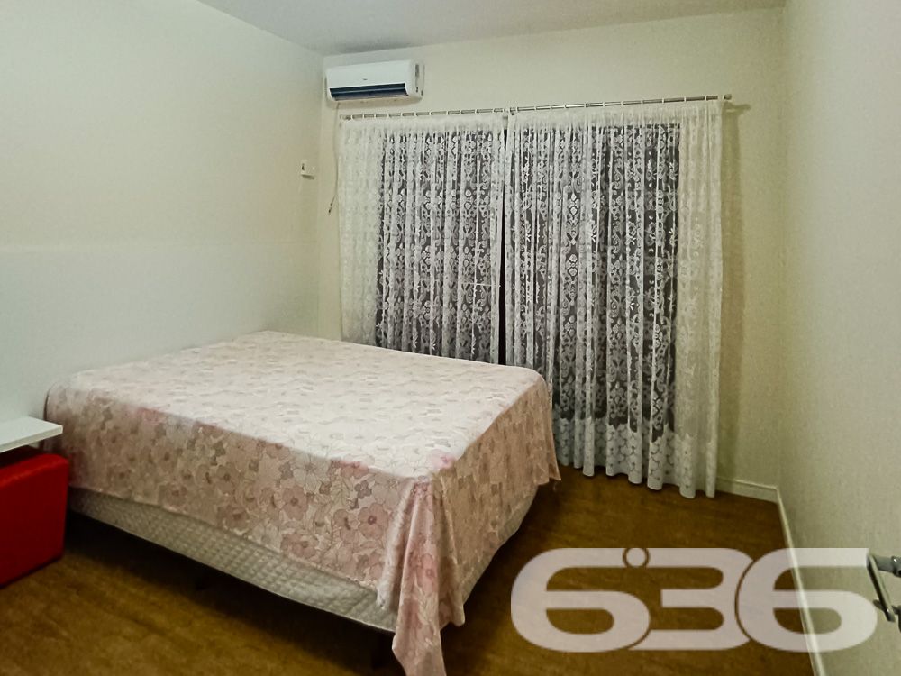 MORE PERTO DA PRAIA DE UBATUBA EM SÃO FRANCISCO DO SUL - CASA COM 5 QUARTOS.

Preparado para viver o sonho de morar perto do mar? Apresentamos a você este deslumbrante sobrado de 220m² de área construída, localizado em Ubatuba, São Francisco do Sul.

Esta espaçosa casa é um verdadeiro tesouro, situada a poucos metros da praia, na segunda quadra, com uma vista deslumbrante do nascer do sol e uma visão parcial do oceano.

Este imóvel oferece um estilo de vida invejável, com um espaço generoso e bem conservado. Sua fachada imponente e sua posição estratégica para aproveitar ao máximo a luz solar fazem dele um local ideal para relaxar e apreciar a tranquilidade da praia.

Com 5 dormitórios, esta casa é perfeita para famílias grandes ou para receber amigos em um ambiente confortável. A área de estar e jantar é ideal para compartilhar momentos especiais, enquanto a cozinha funcional oferece o espaço perfeito para preparar deliciosas refeições.

Com 4 vagas de garagem descobertas e 2 vagas cobertas, você terá espaço suficiente para receber visitantes. A área de festas com churrasqueira é ideal para churrascos à beira-mar, e a edícula adiciona uma dimensão adicional à propriedade.

Esta é a oportunidade que você esperava para aproveitar a brisa do oceano, viver perto do mar e abraçar o estilo de vida praiano. Entre em contato para agendar uma visita e não perca esta oportunidade única.

Telefone: 47 3448-3636
WhatsApp: 47 99190-0636

Imobiliária 636.