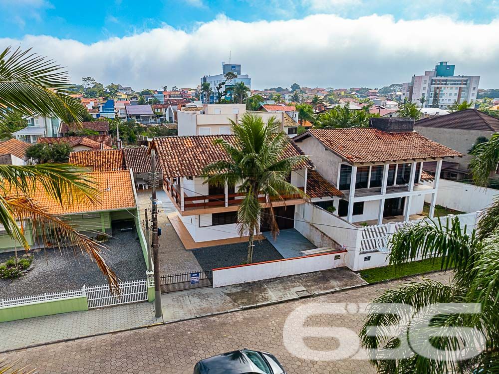 MORE PERTO DA PRAIA DE UBATUBA EM SÃO FRANCISCO DO SUL - CASA COM 5 QUARTOS.

Preparado para viver o sonho de morar perto do mar? Apresentamos a você este deslumbrante sobrado de 220m² de área construída, localizado em Ubatuba, São Francisco do Sul.

Esta espaçosa casa é um verdadeiro tesouro, situada a poucos metros da praia, na segunda quadra, com uma vista deslumbrante do nascer do sol e uma visão parcial do oceano.

Este imóvel oferece um estilo de vida invejável, com um espaço generoso e bem conservado. Sua fachada imponente e sua posição estratégica para aproveitar ao máximo a luz solar fazem dele um local ideal para relaxar e apreciar a tranquilidade da praia.

Com 5 dormitórios, esta casa é perfeita para famílias grandes ou para receber amigos em um ambiente confortável. A área de estar e jantar é ideal para compartilhar momentos especiais, enquanto a cozinha funcional oferece o espaço perfeito para preparar deliciosas refeições.

Com 4 vagas de garagem descobertas e 2 vagas cobertas, você terá espaço suficiente para receber visitantes. A área de festas com churrasqueira é ideal para churrascos à beira-mar, e a edícula adiciona uma dimensão adicional à propriedade.

Esta é a oportunidade que você esperava para aproveitar a brisa do oceano, viver perto do mar e abraçar o estilo de vida praiano. Entre em contato para agendar uma visita e não perca esta oportunidade única.

Telefone: 47 3448-3636
WhatsApp: 47 99190-0636

Imobiliária 636.