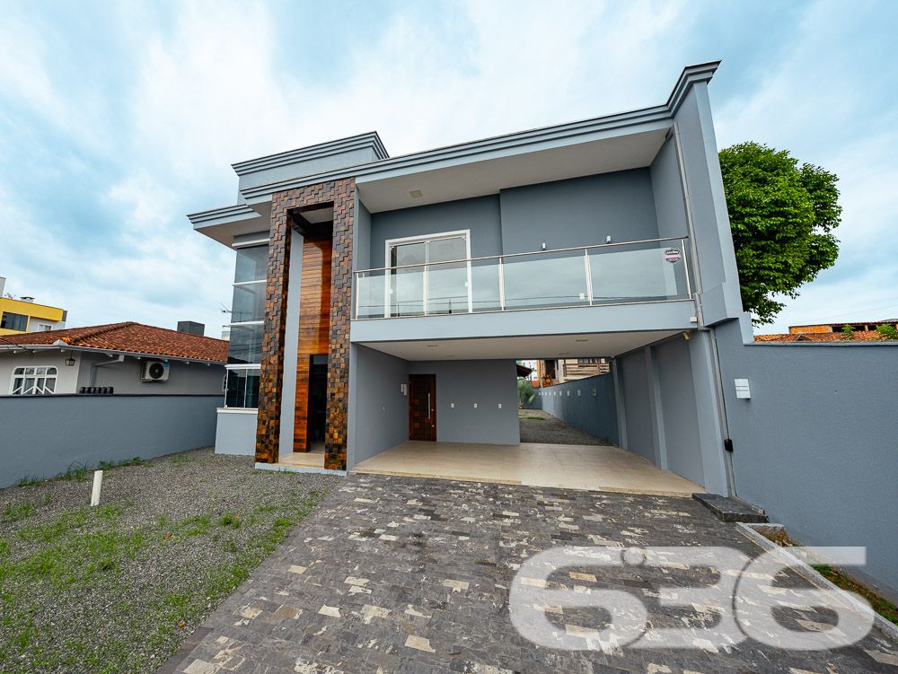 BELÍSSIMA RESIDÊNCIA, IMÓVEL SOFISTICADO NO BAIRRO JARDIM IRIRIÚ COM SUÍTE MASTER - ESTUDA PERMUTA
Apresentamos a você um sobrado de 248m² de área construída no bairro Jardim Iririú em Joinville. Com 2 dormitórios, uma suíte MASTER e detalhes sofisticados, esta residência é o epítome do conforto e da elegância em um terreno de 480m².
DETALHES QUE FAZEM A DIFERENÇA:
O sobrado é um verdadeiro refúgio de luxo. O piso superior abriga dois dormitórios e uma suíte MASTER, criando um ambiente íntimo e acolhedor. A sala de estar é o local perfeito para relaxar, enquanto a cozinha gourmet e a área com churrasqueira são ideais para os amantes da culinária e do entretenimento. Além disso, a propriedade conta com uma área de serviço prática, despensa e um jardim encantador que eleva o bem-estar.
LOCALIZAÇÃO PRIVILEGIADA:
Situada no bairro Jardim Iririú, a casa oferece fácil acesso a diversas comodidades, incluindo escolas, lojas e vias de acesso. O bairro é conhecido por sua tranquilidade e qualidade de vida, tornando-se um local ideal para se viver.
ESCOLHA A 636 NEGÓCIOS IMOBILIÁRIOS:
Com mais de 30 anos de experiência no mercado imobiliário, a 636 Negócios Imobiliários é sua parceira de confiança para encontrar o imóvel dos seus sonhos. Entre em contato conosco para mais informações e agende sua visita.
Telefone: (47) 3451-0636
WhatsApp: (47) 99190-0636