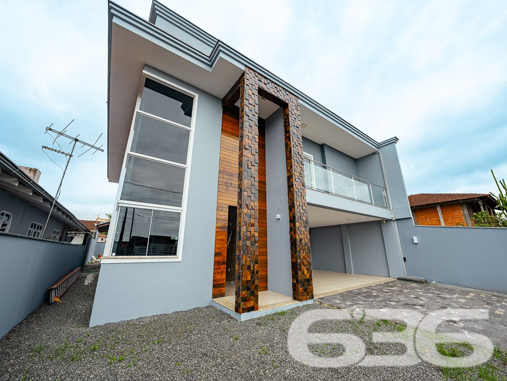 BELÍSSIMA RESIDÊNCIA, IMÓVEL SOFISTICADO NO BAIRRO JARDIM IRIRIÚ COM SUÍTE MASTER - ESTUDA PERMUTA
Apresentamos a você um sobrado de 248m² de área construída no bairro Jardim Iririú em Joinville. Com 2 dormitórios, uma suíte MASTER e detalhes sofisticados, esta residência é o epítome do conforto e da elegância em um terreno de 480m².
DETALHES QUE FAZEM A DIFERENÇA:
O sobrado é um verdadeiro refúgio de luxo. O piso superior abriga dois dormitórios e uma suíte MASTER, criando um ambiente íntimo e acolhedor. A sala de estar é o local perfeito para relaxar, enquanto a cozinha gourmet e a área com churrasqueira são ideais para os amantes da culinária e do entretenimento. Além disso, a propriedade conta com uma área de serviço prática, despensa e um jardim encantador que eleva o bem-estar.
LOCALIZAÇÃO PRIVILEGIADA:
Situada no bairro Jardim Iririú, a casa oferece fácil acesso a diversas comodidades, incluindo escolas, lojas e vias de acesso. O bairro é conhecido por sua tranquilidade e qualidade de vida, tornando-se um local ideal para se viver.
ESCOLHA A 636 NEGÓCIOS IMOBILIÁRIOS:
Com mais de 30 anos de experiência no mercado imobiliário, a 636 Negócios Imobiliários é sua parceira de confiança para encontrar o imóvel dos seus sonhos. Entre em contato conosco para mais informações e agende sua visita.
Telefone: (47) 3451-0636
WhatsApp: (47) 99190-0636
