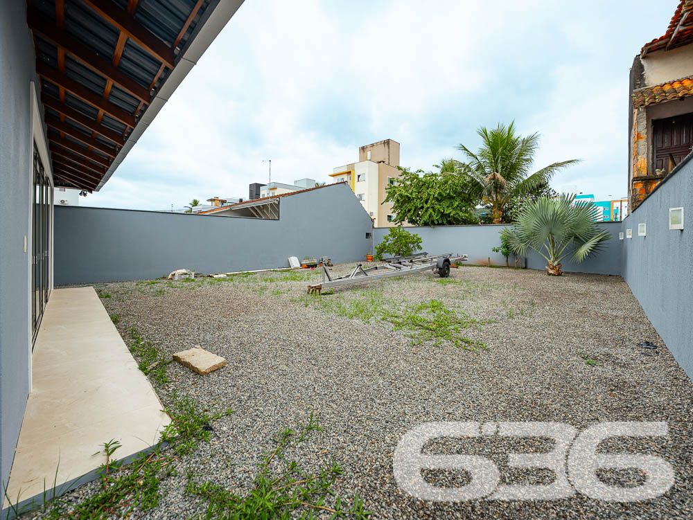 BELÍSSIMA RESIDÊNCIA, IMÓVEL SOFISTICADO NO BAIRRO JARDIM IRIRIÚ COM SUÍTE MASTER - ESTUDA PERMUTA
Apresentamos a você um sobrado de 248m² de área construída no bairro Jardim Iririú em Joinville. Com 2 dormitórios, uma suíte MASTER e detalhes sofisticados, esta residência é o epítome do conforto e da elegância em um terreno de 480m².
DETALHES QUE FAZEM A DIFERENÇA:
O sobrado é um verdadeiro refúgio de luxo. O piso superior abriga dois dormitórios e uma suíte MASTER, criando um ambiente íntimo e acolhedor. A sala de estar é o local perfeito para relaxar, enquanto a cozinha gourmet e a área com churrasqueira são ideais para os amantes da culinária e do entretenimento. Além disso, a propriedade conta com uma área de serviço prática, despensa e um jardim encantador que eleva o bem-estar.
LOCALIZAÇÃO PRIVILEGIADA:
Situada no bairro Jardim Iririú, a casa oferece fácil acesso a diversas comodidades, incluindo escolas, lojas e vias de acesso. O bairro é conhecido por sua tranquilidade e qualidade de vida, tornando-se um local ideal para se viver.
ESCOLHA A 636 NEGÓCIOS IMOBILIÁRIOS:
Com mais de 30 anos de experiência no mercado imobiliário, a 636 Negócios Imobiliários é sua parceira de confiança para encontrar o imóvel dos seus sonhos. Entre em contato conosco para mais informações e agende sua visita.
Telefone: (47) 3451-0636
WhatsApp: (47) 99190-0636