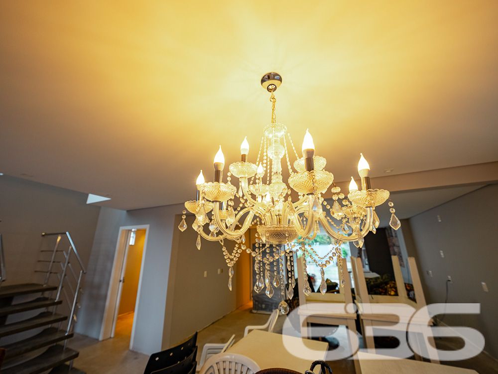 BELÍSSIMA RESIDÊNCIA, IMÓVEL SOFISTICADO NO BAIRRO JARDIM IRIRIÚ COM SUÍTE MASTER - ESTUDA PERMUTA
Apresentamos a você um sobrado de 248m² de área construída no bairro Jardim Iririú em Joinville. Com 2 dormitórios, uma suíte MASTER e detalhes sofisticados, esta residência é o epítome do conforto e da elegância em um terreno de 480m².
DETALHES QUE FAZEM A DIFERENÇA:
O sobrado é um verdadeiro refúgio de luxo. O piso superior abriga dois dormitórios e uma suíte MASTER, criando um ambiente íntimo e acolhedor. A sala de estar é o local perfeito para relaxar, enquanto a cozinha gourmet e a área com churrasqueira são ideais para os amantes da culinária e do entretenimento. Além disso, a propriedade conta com uma área de serviço prática, despensa e um jardim encantador que eleva o bem-estar.
LOCALIZAÇÃO PRIVILEGIADA:
Situada no bairro Jardim Iririú, a casa oferece fácil acesso a diversas comodidades, incluindo escolas, lojas e vias de acesso. O bairro é conhecido por sua tranquilidade e qualidade de vida, tornando-se um local ideal para se viver.
ESCOLHA A 636 NEGÓCIOS IMOBILIÁRIOS:
Com mais de 30 anos de experiência no mercado imobiliário, a 636 Negócios Imobiliários é sua parceira de confiança para encontrar o imóvel dos seus sonhos. Entre em contato conosco para mais informações e agende sua visita.
Telefone: (47) 3451-0636
WhatsApp: (47) 99190-0636