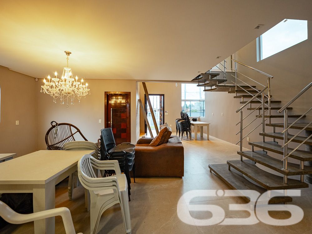 BELÍSSIMA RESIDÊNCIA, IMÓVEL SOFISTICADO NO BAIRRO JARDIM IRIRIÚ COM SUÍTE MASTER - ESTUDA PERMUTA
Apresentamos a você um sobrado de 248m² de área construída no bairro Jardim Iririú em Joinville. Com 2 dormitórios, uma suíte MASTER e detalhes sofisticados, esta residência é o epítome do conforto e da elegância em um terreno de 480m².
DETALHES QUE FAZEM A DIFERENÇA:
O sobrado é um verdadeiro refúgio de luxo. O piso superior abriga dois dormitórios e uma suíte MASTER, criando um ambiente íntimo e acolhedor. A sala de estar é o local perfeito para relaxar, enquanto a cozinha gourmet e a área com churrasqueira são ideais para os amantes da culinária e do entretenimento. Além disso, a propriedade conta com uma área de serviço prática, despensa e um jardim encantador que eleva o bem-estar.
LOCALIZAÇÃO PRIVILEGIADA:
Situada no bairro Jardim Iririú, a casa oferece fácil acesso a diversas comodidades, incluindo escolas, lojas e vias de acesso. O bairro é conhecido por sua tranquilidade e qualidade de vida, tornando-se um local ideal para se viver.
ESCOLHA A 636 NEGÓCIOS IMOBILIÁRIOS:
Com mais de 30 anos de experiência no mercado imobiliário, a 636 Negócios Imobiliários é sua parceira de confiança para encontrar o imóvel dos seus sonhos. Entre em contato conosco para mais informações e agende sua visita.
Telefone: (47) 3451-0636
WhatsApp: (47) 99190-0636
