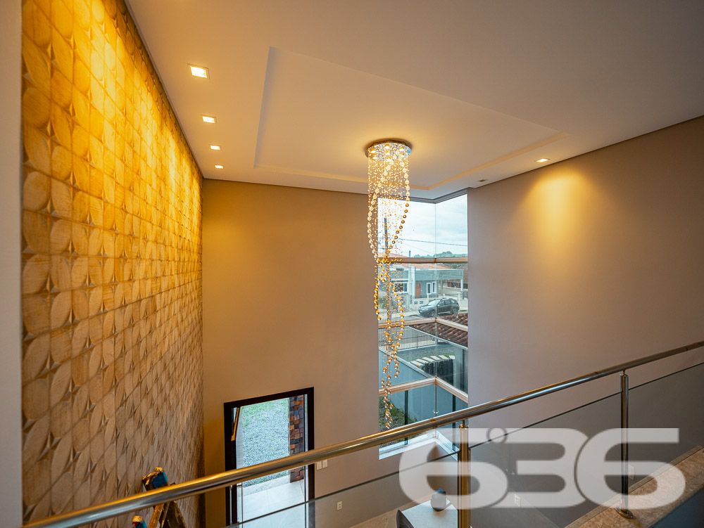 BELÍSSIMA RESIDÊNCIA, IMÓVEL SOFISTICADO NO BAIRRO JARDIM IRIRIÚ COM SUÍTE MASTER - ESTUDA PERMUTA
Apresentamos a você um sobrado de 248m² de área construída no bairro Jardim Iririú em Joinville. Com 2 dormitórios, uma suíte MASTER e detalhes sofisticados, esta residência é o epítome do conforto e da elegância em um terreno de 480m².
DETALHES QUE FAZEM A DIFERENÇA:
O sobrado é um verdadeiro refúgio de luxo. O piso superior abriga dois dormitórios e uma suíte MASTER, criando um ambiente íntimo e acolhedor. A sala de estar é o local perfeito para relaxar, enquanto a cozinha gourmet e a área com churrasqueira são ideais para os amantes da culinária e do entretenimento. Além disso, a propriedade conta com uma área de serviço prática, despensa e um jardim encantador que eleva o bem-estar.
LOCALIZAÇÃO PRIVILEGIADA:
Situada no bairro Jardim Iririú, a casa oferece fácil acesso a diversas comodidades, incluindo escolas, lojas e vias de acesso. O bairro é conhecido por sua tranquilidade e qualidade de vida, tornando-se um local ideal para se viver.
ESCOLHA A 636 NEGÓCIOS IMOBILIÁRIOS:
Com mais de 30 anos de experiência no mercado imobiliário, a 636 Negócios Imobiliários é sua parceira de confiança para encontrar o imóvel dos seus sonhos. Entre em contato conosco para mais informações e agende sua visita.
Telefone: (47) 3451-0636
WhatsApp: (47) 99190-0636