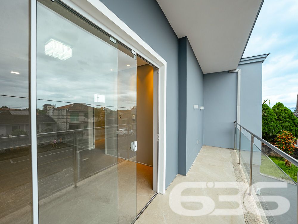 BELÍSSIMA RESIDÊNCIA, IMÓVEL SOFISTICADO NO BAIRRO JARDIM IRIRIÚ COM SUÍTE MASTER - ESTUDA PERMUTA
Apresentamos a você um sobrado de 248m² de área construída no bairro Jardim Iririú em Joinville. Com 2 dormitórios, uma suíte MASTER e detalhes sofisticados, esta residência é o epítome do conforto e da elegância em um terreno de 480m².
DETALHES QUE FAZEM A DIFERENÇA:
O sobrado é um verdadeiro refúgio de luxo. O piso superior abriga dois dormitórios e uma suíte MASTER, criando um ambiente íntimo e acolhedor. A sala de estar é o local perfeito para relaxar, enquanto a cozinha gourmet e a área com churrasqueira são ideais para os amantes da culinária e do entretenimento. Além disso, a propriedade conta com uma área de serviço prática, despensa e um jardim encantador que eleva o bem-estar.
LOCALIZAÇÃO PRIVILEGIADA:
Situada no bairro Jardim Iririú, a casa oferece fácil acesso a diversas comodidades, incluindo escolas, lojas e vias de acesso. O bairro é conhecido por sua tranquilidade e qualidade de vida, tornando-se um local ideal para se viver.
ESCOLHA A 636 NEGÓCIOS IMOBILIÁRIOS:
Com mais de 30 anos de experiência no mercado imobiliário, a 636 Negócios Imobiliários é sua parceira de confiança para encontrar o imóvel dos seus sonhos. Entre em contato conosco para mais informações e agende sua visita.
Telefone: (47) 3451-0636
WhatsApp: (47) 99190-0636