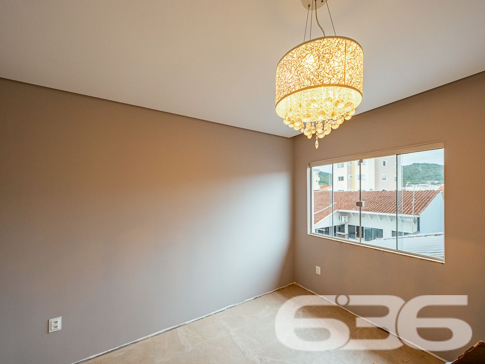 BELÍSSIMA RESIDÊNCIA, IMÓVEL SOFISTICADO NO BAIRRO JARDIM IRIRIÚ COM SUÍTE MASTER - ESTUDA PERMUTA
Apresentamos a você um sobrado de 248m² de área construída no bairro Jardim Iririú em Joinville. Com 2 dormitórios, uma suíte MASTER e detalhes sofisticados, esta residência é o epítome do conforto e da elegância em um terreno de 480m².
DETALHES QUE FAZEM A DIFERENÇA:
O sobrado é um verdadeiro refúgio de luxo. O piso superior abriga dois dormitórios e uma suíte MASTER, criando um ambiente íntimo e acolhedor. A sala de estar é o local perfeito para relaxar, enquanto a cozinha gourmet e a área com churrasqueira são ideais para os amantes da culinária e do entretenimento. Além disso, a propriedade conta com uma área de serviço prática, despensa e um jardim encantador que eleva o bem-estar.
LOCALIZAÇÃO PRIVILEGIADA:
Situada no bairro Jardim Iririú, a casa oferece fácil acesso a diversas comodidades, incluindo escolas, lojas e vias de acesso. O bairro é conhecido por sua tranquilidade e qualidade de vida, tornando-se um local ideal para se viver.
ESCOLHA A 636 NEGÓCIOS IMOBILIÁRIOS:
Com mais de 30 anos de experiência no mercado imobiliário, a 636 Negócios Imobiliários é sua parceira de confiança para encontrar o imóvel dos seus sonhos. Entre em contato conosco para mais informações e agende sua visita.
Telefone: (47) 3451-0636
WhatsApp: (47) 99190-0636
