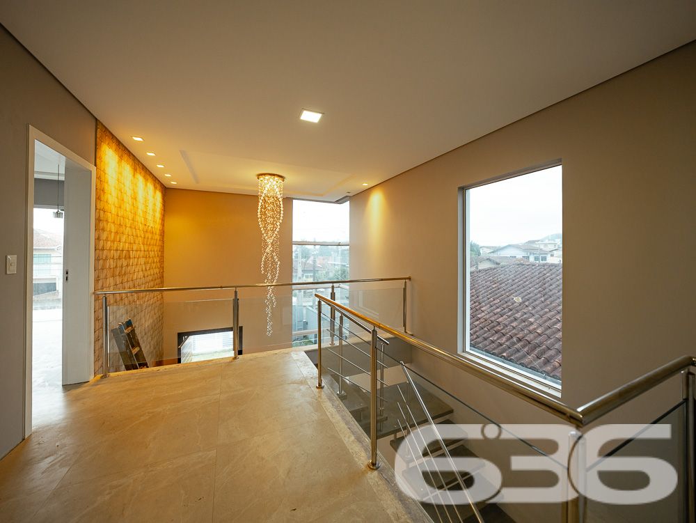BELÍSSIMA RESIDÊNCIA, IMÓVEL SOFISTICADO NO BAIRRO JARDIM IRIRIÚ COM SUÍTE MASTER - ESTUDA PERMUTA
Apresentamos a você um sobrado de 248m² de área construída no bairro Jardim Iririú em Joinville. Com 2 dormitórios, uma suíte MASTER e detalhes sofisticados, esta residência é o epítome do conforto e da elegância em um terreno de 480m².
DETALHES QUE FAZEM A DIFERENÇA:
O sobrado é um verdadeiro refúgio de luxo. O piso superior abriga dois dormitórios e uma suíte MASTER, criando um ambiente íntimo e acolhedor. A sala de estar é o local perfeito para relaxar, enquanto a cozinha gourmet e a área com churrasqueira são ideais para os amantes da culinária e do entretenimento. Além disso, a propriedade conta com uma área de serviço prática, despensa e um jardim encantador que eleva o bem-estar.
LOCALIZAÇÃO PRIVILEGIADA:
Situada no bairro Jardim Iririú, a casa oferece fácil acesso a diversas comodidades, incluindo escolas, lojas e vias de acesso. O bairro é conhecido por sua tranquilidade e qualidade de vida, tornando-se um local ideal para se viver.
ESCOLHA A 636 NEGÓCIOS IMOBILIÁRIOS:
Com mais de 30 anos de experiência no mercado imobiliário, a 636 Negócios Imobiliários é sua parceira de confiança para encontrar o imóvel dos seus sonhos. Entre em contato conosco para mais informações e agende sua visita.
Telefone: (47) 3451-0636
WhatsApp: (47) 99190-0636