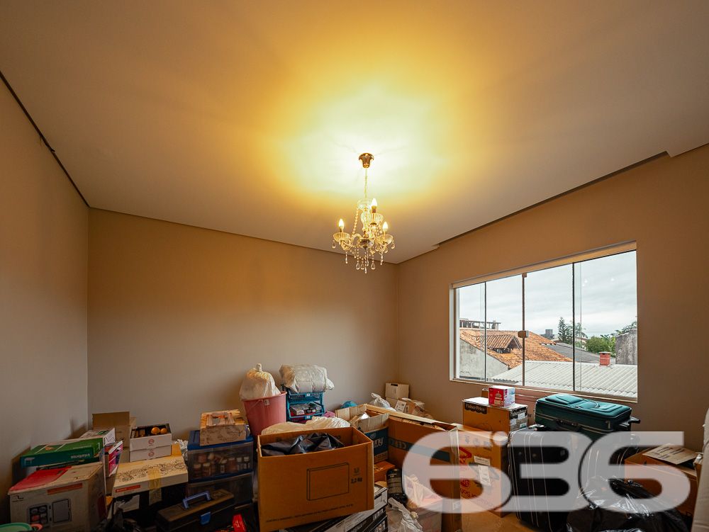 BELÍSSIMA RESIDÊNCIA, IMÓVEL SOFISTICADO NO BAIRRO JARDIM IRIRIÚ COM SUÍTE MASTER - ESTUDA PERMUTA
Apresentamos a você um sobrado de 248m² de área construída no bairro Jardim Iririú em Joinville. Com 2 dormitórios, uma suíte MASTER e detalhes sofisticados, esta residência é o epítome do conforto e da elegância em um terreno de 480m².
DETALHES QUE FAZEM A DIFERENÇA:
O sobrado é um verdadeiro refúgio de luxo. O piso superior abriga dois dormitórios e uma suíte MASTER, criando um ambiente íntimo e acolhedor. A sala de estar é o local perfeito para relaxar, enquanto a cozinha gourmet e a área com churrasqueira são ideais para os amantes da culinária e do entretenimento. Além disso, a propriedade conta com uma área de serviço prática, despensa e um jardim encantador que eleva o bem-estar.
LOCALIZAÇÃO PRIVILEGIADA:
Situada no bairro Jardim Iririú, a casa oferece fácil acesso a diversas comodidades, incluindo escolas, lojas e vias de acesso. O bairro é conhecido por sua tranquilidade e qualidade de vida, tornando-se um local ideal para se viver.
ESCOLHA A 636 NEGÓCIOS IMOBILIÁRIOS:
Com mais de 30 anos de experiência no mercado imobiliário, a 636 Negócios Imobiliários é sua parceira de confiança para encontrar o imóvel dos seus sonhos. Entre em contato conosco para mais informações e agende sua visita.
Telefone: (47) 3451-0636
WhatsApp: (47) 99190-0636