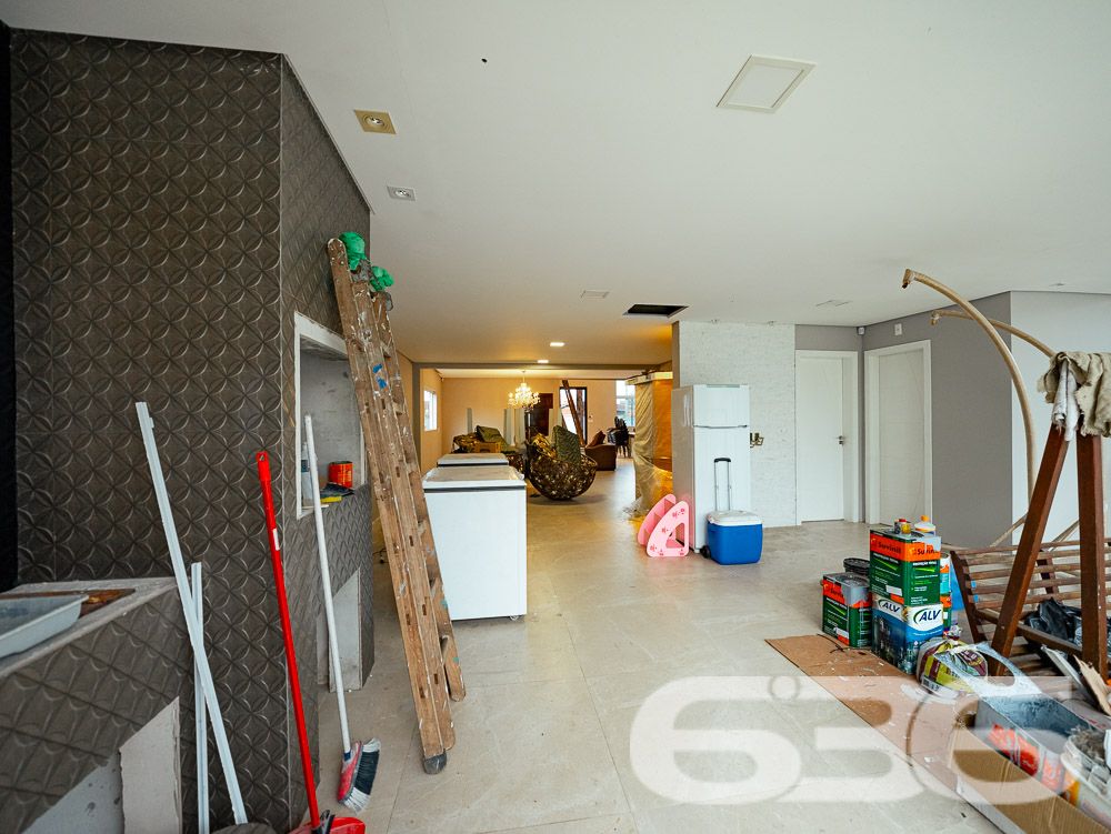 BELÍSSIMA RESIDÊNCIA, IMÓVEL SOFISTICADO NO BAIRRO JARDIM IRIRIÚ COM SUÍTE MASTER - ESTUDA PERMUTA
Apresentamos a você um sobrado de 248m² de área construída no bairro Jardim Iririú em Joinville. Com 2 dormitórios, uma suíte MASTER e detalhes sofisticados, esta residência é o epítome do conforto e da elegância em um terreno de 480m².
DETALHES QUE FAZEM A DIFERENÇA:
O sobrado é um verdadeiro refúgio de luxo. O piso superior abriga dois dormitórios e uma suíte MASTER, criando um ambiente íntimo e acolhedor. A sala de estar é o local perfeito para relaxar, enquanto a cozinha gourmet e a área com churrasqueira são ideais para os amantes da culinária e do entretenimento. Além disso, a propriedade conta com uma área de serviço prática, despensa e um jardim encantador que eleva o bem-estar.
LOCALIZAÇÃO PRIVILEGIADA:
Situada no bairro Jardim Iririú, a casa oferece fácil acesso a diversas comodidades, incluindo escolas, lojas e vias de acesso. O bairro é conhecido por sua tranquilidade e qualidade de vida, tornando-se um local ideal para se viver.
ESCOLHA A 636 NEGÓCIOS IMOBILIÁRIOS:
Com mais de 30 anos de experiência no mercado imobiliário, a 636 Negócios Imobiliários é sua parceira de confiança para encontrar o imóvel dos seus sonhos. Entre em contato conosco para mais informações e agende sua visita.
Telefone: (47) 3451-0636
WhatsApp: (47) 99190-0636