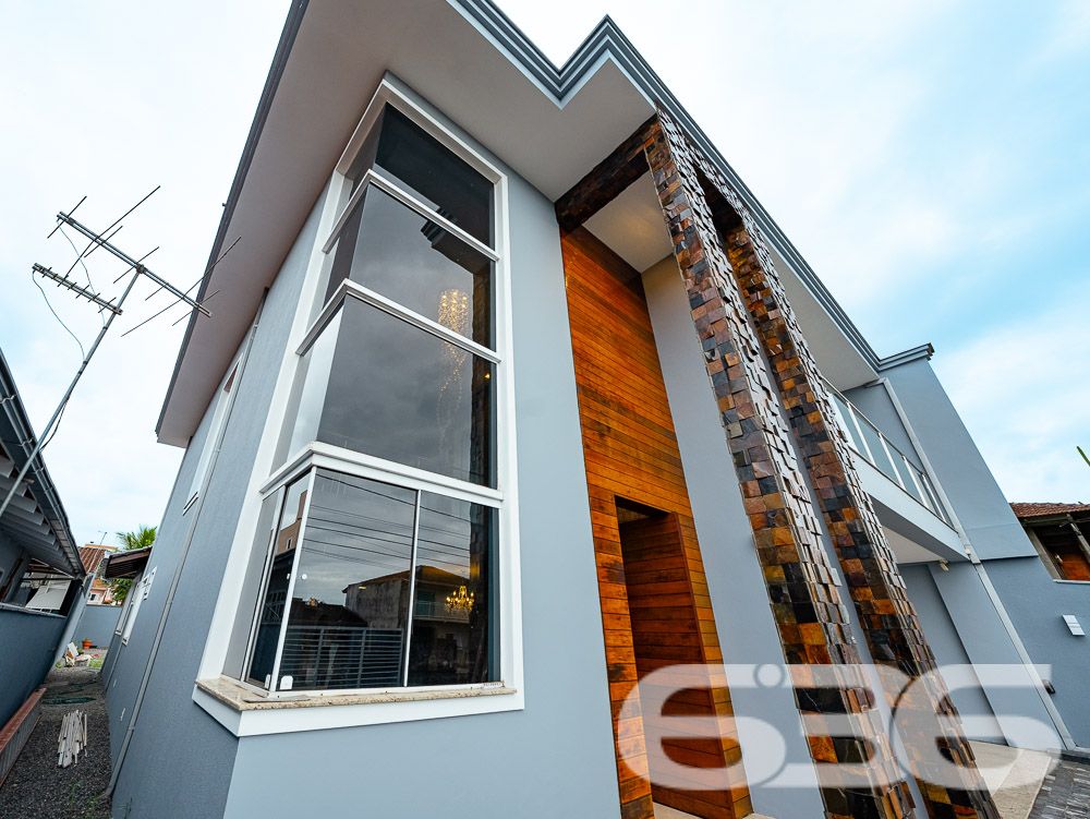BELÍSSIMA RESIDÊNCIA, IMÓVEL SOFISTICADO NO BAIRRO JARDIM IRIRIÚ COM SUÍTE MASTER - ESTUDA PERMUTA
Apresentamos a você um sobrado de 248m² de área construída no bairro Jardim Iririú em Joinville. Com 2 dormitórios, uma suíte MASTER e detalhes sofisticados, esta residência é o epítome do conforto e da elegância em um terreno de 480m².
DETALHES QUE FAZEM A DIFERENÇA:
O sobrado é um verdadeiro refúgio de luxo. O piso superior abriga dois dormitórios e uma suíte MASTER, criando um ambiente íntimo e acolhedor. A sala de estar é o local perfeito para relaxar, enquanto a cozinha gourmet e a área com churrasqueira são ideais para os amantes da culinária e do entretenimento. Além disso, a propriedade conta com uma área de serviço prática, despensa e um jardim encantador que eleva o bem-estar.
LOCALIZAÇÃO PRIVILEGIADA:
Situada no bairro Jardim Iririú, a casa oferece fácil acesso a diversas comodidades, incluindo escolas, lojas e vias de acesso. O bairro é conhecido por sua tranquilidade e qualidade de vida, tornando-se um local ideal para se viver.
ESCOLHA A 636 NEGÓCIOS IMOBILIÁRIOS:
Com mais de 30 anos de experiência no mercado imobiliário, a 636 Negócios Imobiliários é sua parceira de confiança para encontrar o imóvel dos seus sonhos. Entre em contato conosco para mais informações e agende sua visita.
Telefone: (47) 3451-0636
WhatsApp: (47) 99190-0636