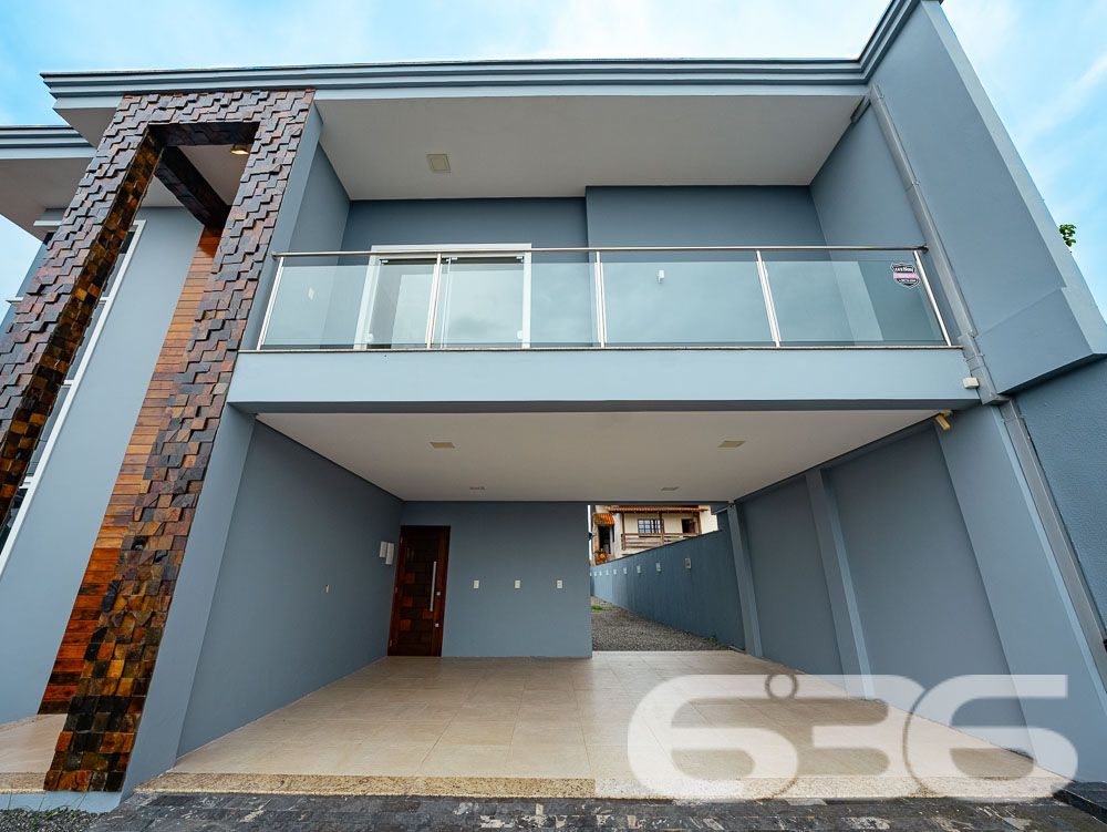 BELÍSSIMA RESIDÊNCIA, IMÓVEL SOFISTICADO NO BAIRRO JARDIM IRIRIÚ COM SUÍTE MASTER - ESTUDA PERMUTA
Apresentamos a você um sobrado de 248m² de área construída no bairro Jardim Iririú em Joinville. Com 2 dormitórios, uma suíte MASTER e detalhes sofisticados, esta residência é o epítome do conforto e da elegância em um terreno de 480m².
DETALHES QUE FAZEM A DIFERENÇA:
O sobrado é um verdadeiro refúgio de luxo. O piso superior abriga dois dormitórios e uma suíte MASTER, criando um ambiente íntimo e acolhedor. A sala de estar é o local perfeito para relaxar, enquanto a cozinha gourmet e a área com churrasqueira são ideais para os amantes da culinária e do entretenimento. Além disso, a propriedade conta com uma área de serviço prática, despensa e um jardim encantador que eleva o bem-estar.
LOCALIZAÇÃO PRIVILEGIADA:
Situada no bairro Jardim Iririú, a casa oferece fácil acesso a diversas comodidades, incluindo escolas, lojas e vias de acesso. O bairro é conhecido por sua tranquilidade e qualidade de vida, tornando-se um local ideal para se viver.
ESCOLHA A 636 NEGÓCIOS IMOBILIÁRIOS:
Com mais de 30 anos de experiência no mercado imobiliário, a 636 Negócios Imobiliários é sua parceira de confiança para encontrar o imóvel dos seus sonhos. Entre em contato conosco para mais informações e agende sua visita.
Telefone: (47) 3451-0636
WhatsApp: (47) 99190-0636