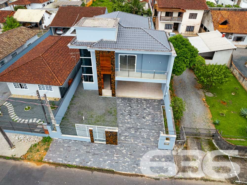 BELÍSSIMA RESIDÊNCIA, IMÓVEL SOFISTICADO NO BAIRRO JARDIM IRIRIÚ COM SUÍTE MASTER - ESTUDA PERMUTA
Apresentamos a você um sobrado de 248m² de área construída no bairro Jardim Iririú em Joinville. Com 2 dormitórios, uma suíte MASTER e detalhes sofisticados, esta residência é o epítome do conforto e da elegância em um terreno de 480m².
DETALHES QUE FAZEM A DIFERENÇA:
O sobrado é um verdadeiro refúgio de luxo. O piso superior abriga dois dormitórios e uma suíte MASTER, criando um ambiente íntimo e acolhedor. A sala de estar é o local perfeito para relaxar, enquanto a cozinha gourmet e a área com churrasqueira são ideais para os amantes da culinária e do entretenimento. Além disso, a propriedade conta com uma área de serviço prática, despensa e um jardim encantador que eleva o bem-estar.
LOCALIZAÇÃO PRIVILEGIADA:
Situada no bairro Jardim Iririú, a casa oferece fácil acesso a diversas comodidades, incluindo escolas, lojas e vias de acesso. O bairro é conhecido por sua tranquilidade e qualidade de vida, tornando-se um local ideal para se viver.
ESCOLHA A 636 NEGÓCIOS IMOBILIÁRIOS:
Com mais de 30 anos de experiência no mercado imobiliário, a 636 Negócios Imobiliários é sua parceira de confiança para encontrar o imóvel dos seus sonhos. Entre em contato conosco para mais informações e agende sua visita.
Telefone: (47) 3451-0636
WhatsApp: (47) 99190-0636