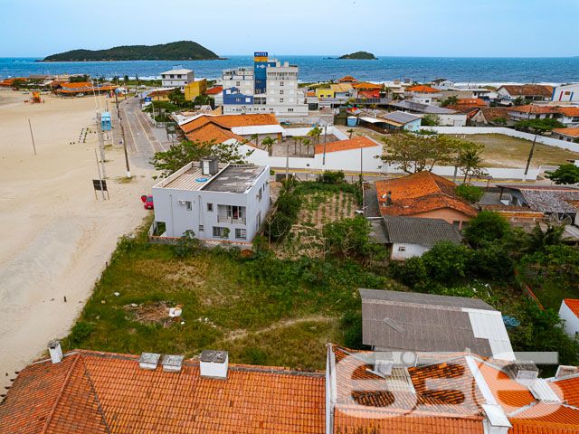 TERRENO EXCLUSIVO COM VISTA PARA A PRAIA BOCA DA BARRA
Descubra a oportunidade perfeita para investidores e empreendedores no centro de Balneário Barra do Sul. Este terreno excepcional, com 1.274m², oferece um cenário ideal para a realização de projetos ambiciosos. Com sua localização privilegiada e vista para a Praia Boca da Barra, este lote representa uma oportunidade rara no mercado.
Potencial Ilimitado para Desenvolvimento
Este terreno plano e regular é um verdadeiro convite para a criatividade e inovação. Seja para a construção de um empreendimento residencial de alto padrão, um complexo comercial ou um projeto turístico, as possibilidades são infinitas. A amplitude do espaço permite a realização de um projeto arquitetônico que harmonize com a beleza natural da região.
Viva e Invista no Melhor de Balneário Barra do Sul
Localizado no coração de Balneário Barra do Sul, este terreno está cercado por uma atmosfera vibrante e acolhedora. A proximidade com a Praia Boca da Barra oferece uma experiência única de vida litorânea, combinando tranquilidade e acesso às comodidades urbanas.
636 Negócios Imobiliários: Parceiro Ideal para Seu Investimento
Com mais de 30 anos de experiência no mercado imobiliário, a 636 Negócios Imobiliários é especialista em identificar oportunidades únicas como esta. Para mais informações sobre este terreno no centro de Balneário Barra do Sul, entre em contato pelo telefone (47) 3448-3636 ou WhatsApp (47) 99190-0636.
Nossa equipe está pronta para auxiliar você a transformar este terreno em um investimento de sucesso!