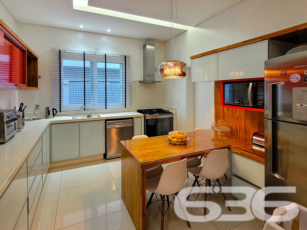 Residência térrea de alto padrão em condomínio no bairro Floresta, Joinville/SC
Se você procura conforto, sofisticação e segurança em um só lugar, essa residência térrea vai te surpreender. Localizada em um dos condomínios mais exclusivos do bairro Floresta, em Joinville/SC, esta casa encanta pela arquitetura contemporânea, ambientes integrados e acabamentos de alto padrão.
Com 220,77m² de área, a casa foi projetada para oferecer funcionalidade e elegância em cada detalhe. São 3 suítes espaçosas, todas muito bem iluminadas, com móveis sob medida e climatização. A suíte master conta com painel decorativo, iluminação indireta e amplo espaço de armários.
A área social é um espetáculo à parte: sala de estar, jantar e home theater integrados com pé direito alto e design sofisticado. A cozinha é completa, com móveis planejados, bancadas em pedra e uma charmosa mesa de refeições rápidas. Um verdadeiro convite para momentos em família ou com amigos.
O espaço gourmet e a área de festas são integrados à piscina, oferecendo praticidade e charme para os encontros ao ar livre. A piscina, emoldurada por um belo jardim, é perfeita para relaxar nos dias de calor.
Outros diferenciais: lavabo, sala íntima, edícula, áreas de serviço independentes, sistema de segurança com portão eletrônico, imóvel totalmente murado e excelente padrão construtivo.
Agende sua visita com um de nossos especialistas e descubra como é viver com estilo, conforto e exclusividade. Seu novo lar espera por você aqui.
636 NEGÓCIOS IMOBILIÁRIOS: A SUA MELHOR ESCOLHA
Com mais de 30 anos de experiência, a 636 Negócios Imobiliários é sua parceira ideal para encontrar o imóvel perfeito. Estamos prontos para ajudá-lo a fazer deste imóvel o seu novo lar.
Telefone: (47) 3451-0636
WhatsApp: (47) 99190-0636
Não perca esta oportunidade única. Visite nosso site para mais informações: i636.com.br