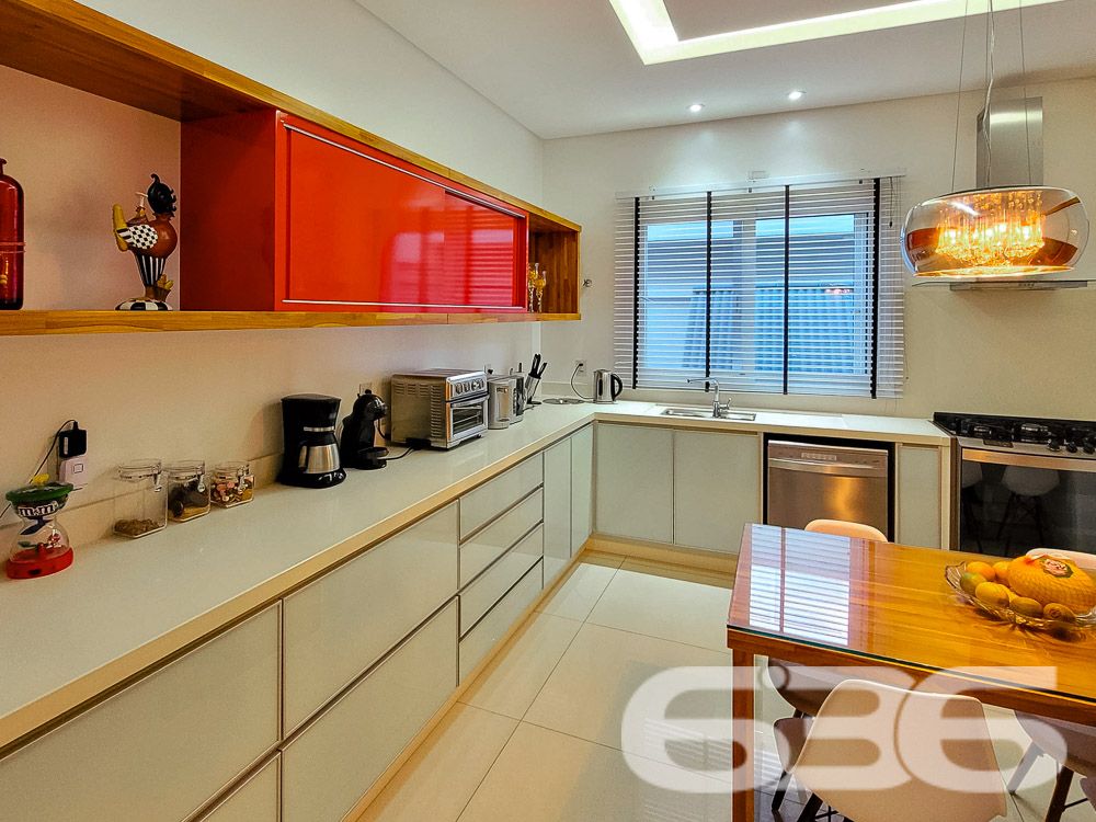 Residência térrea de alto padrão em condomínio no bairro Floresta, Joinville/SC
Se você procura conforto, sofisticação e segurança em um só lugar, essa residência térrea vai te surpreender. Localizada em um dos condomínios mais exclusivos do bairro Floresta, em Joinville/SC, esta casa encanta pela arquitetura contemporânea, ambientes integrados e acabamentos de alto padrão.
Com 220,77m² de área, a casa foi projetada para oferecer funcionalidade e elegância em cada detalhe. São 3 suítes espaçosas, todas muito bem iluminadas, com móveis sob medida e climatização. A suíte master conta com painel decorativo, iluminação indireta e amplo espaço de armários.
A área social é um espetáculo à parte: sala de estar, jantar e home theater integrados com pé direito alto e design sofisticado. A cozinha é completa, com móveis planejados, bancadas em pedra e uma charmosa mesa de refeições rápidas. Um verdadeiro convite para momentos em família ou com amigos.
O espaço gourmet e a área de festas são integrados à piscina, oferecendo praticidade e charme para os encontros ao ar livre. A piscina, emoldurada por um belo jardim, é perfeita para relaxar nos dias de calor.
Outros diferenciais: lavabo, sala íntima, edícula, áreas de serviço independentes, sistema de segurança com portão eletrônico, imóvel totalmente murado e excelente padrão construtivo.
Agende sua visita com um de nossos especialistas e descubra como é viver com estilo, conforto e exclusividade. Seu novo lar espera por você aqui.
636 NEGÓCIOS IMOBILIÁRIOS: A SUA MELHOR ESCOLHA
Com mais de 30 anos de experiência, a 636 Negócios Imobiliários é sua parceira ideal para encontrar o imóvel perfeito. Estamos prontos para ajudá-lo a fazer deste imóvel o seu novo lar.
Telefone: (47) 3451-0636
WhatsApp: (47) 99190-0636
Não perca esta oportunidade única. Visite nosso site para mais informações: i636.com.br