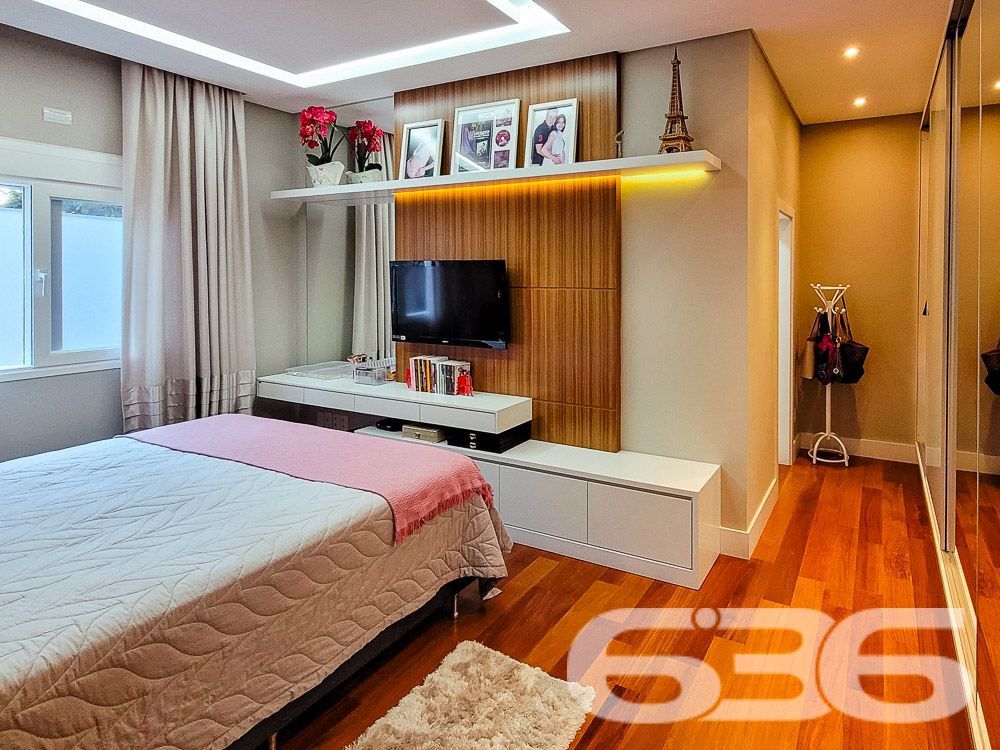 Residência térrea de alto padrão em condomínio no bairro Floresta, Joinville/SC
Se você procura conforto, sofisticação e segurança em um só lugar, essa residência térrea vai te surpreender. Localizada em um dos condomínios mais exclusivos do bairro Floresta, em Joinville/SC, esta casa encanta pela arquitetura contemporânea, ambientes integrados e acabamentos de alto padrão.
Com 220,77m² de área, a casa foi projetada para oferecer funcionalidade e elegância em cada detalhe. São 3 suítes espaçosas, todas muito bem iluminadas, com móveis sob medida e climatização. A suíte master conta com painel decorativo, iluminação indireta e amplo espaço de armários.
A área social é um espetáculo à parte: sala de estar, jantar e home theater integrados com pé direito alto e design sofisticado. A cozinha é completa, com móveis planejados, bancadas em pedra e uma charmosa mesa de refeições rápidas. Um verdadeiro convite para momentos em família ou com amigos.
O espaço gourmet e a área de festas são integrados à piscina, oferecendo praticidade e charme para os encontros ao ar livre. A piscina, emoldurada por um belo jardim, é perfeita para relaxar nos dias de calor.
Outros diferenciais: lavabo, sala íntima, edícula, áreas de serviço independentes, sistema de segurança com portão eletrônico, imóvel totalmente murado e excelente padrão construtivo.
Agende sua visita com um de nossos especialistas e descubra como é viver com estilo, conforto e exclusividade. Seu novo lar espera por você aqui.
636 NEGÓCIOS IMOBILIÁRIOS: A SUA MELHOR ESCOLHA
Com mais de 30 anos de experiência, a 636 Negócios Imobiliários é sua parceira ideal para encontrar o imóvel perfeito. Estamos prontos para ajudá-lo a fazer deste imóvel o seu novo lar.
Telefone: (47) 3451-0636
WhatsApp: (47) 99190-0636
Não perca esta oportunidade única. Visite nosso site para mais informações: i636.com.br