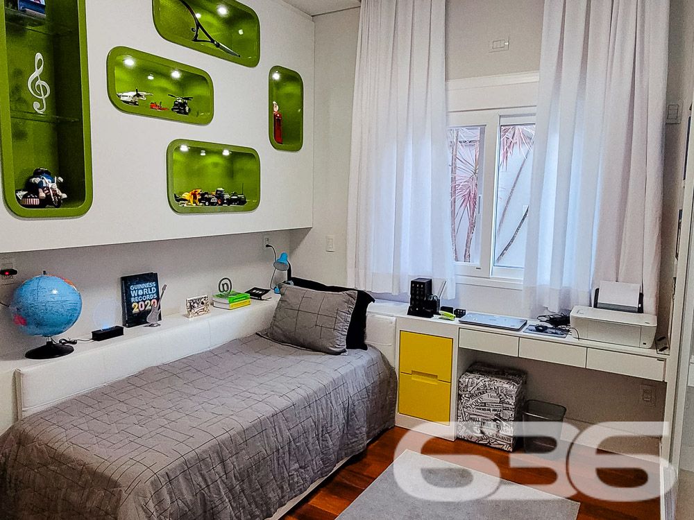 Residência térrea de alto padrão em condomínio no bairro Floresta, Joinville/SC
Se você procura conforto, sofisticação e segurança em um só lugar, essa residência térrea vai te surpreender. Localizada em um dos condomínios mais exclusivos do bairro Floresta, em Joinville/SC, esta casa encanta pela arquitetura contemporânea, ambientes integrados e acabamentos de alto padrão.
Com 220,77m² de área, a casa foi projetada para oferecer funcionalidade e elegância em cada detalhe. São 3 suítes espaçosas, todas muito bem iluminadas, com móveis sob medida e climatização. A suíte master conta com painel decorativo, iluminação indireta e amplo espaço de armários.
A área social é um espetáculo à parte: sala de estar, jantar e home theater integrados com pé direito alto e design sofisticado. A cozinha é completa, com móveis planejados, bancadas em pedra e uma charmosa mesa de refeições rápidas. Um verdadeiro convite para momentos em família ou com amigos.
O espaço gourmet e a área de festas são integrados à piscina, oferecendo praticidade e charme para os encontros ao ar livre. A piscina, emoldurada por um belo jardim, é perfeita para relaxar nos dias de calor.
Outros diferenciais: lavabo, sala íntima, edícula, áreas de serviço independentes, sistema de segurança com portão eletrônico, imóvel totalmente murado e excelente padrão construtivo.
Agende sua visita com um de nossos especialistas e descubra como é viver com estilo, conforto e exclusividade. Seu novo lar espera por você aqui.
636 NEGÓCIOS IMOBILIÁRIOS: A SUA MELHOR ESCOLHA
Com mais de 30 anos de experiência, a 636 Negócios Imobiliários é sua parceira ideal para encontrar o imóvel perfeito. Estamos prontos para ajudá-lo a fazer deste imóvel o seu novo lar.
Telefone: (47) 3451-0636
WhatsApp: (47) 99190-0636
Não perca esta oportunidade única. Visite nosso site para mais informações: i636.com.br
