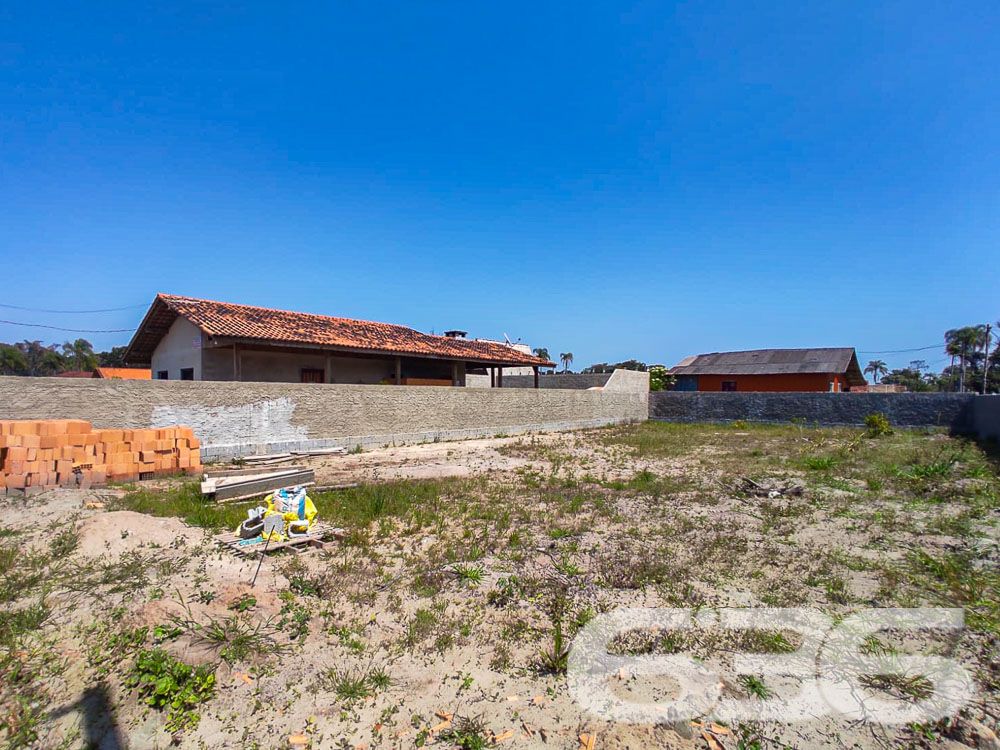 VENDE-SE TERRENO DE ESQUINA PRÓXIMO AO CANAL DO LINGUADO!
Sonha em construir a casa dos seus sonhos em um local paradisíaco? Apresentamos este magnífico terreno de esquina com 442,50m² de área total, localizado no bairro Ervino em São Francisco do Sul. A menos de 300 metros do Canal do Linguado, este terreno totalmente murado é o cenário perfeito para sua futura residência ou empreendimento.
UM TERRENO, INÚMERAS POSSIBILIDADES:
Com espaço de sobra, este terreno oferece inúmeras possibilidades para você criar a casa dos seus sonhos. Imagine um jardim exuberante, uma piscina para os dias quentes ou até mesmo uma área gourmet para receber amigos e familiares. As opções são infinitas!
VIVA A MAGIA DO LITORAL CATARINENSE:
O bairro Ervino é uma verdadeira joia do litoral catarinense, conhecido por suas praias deslumbrantes e ambiente tranquilo. A proximidade ao Canal do Linguado oferece uma experiência única, perfeita para os amantes da pesca, esportes aquáticos ou simplesmente para quem busca paz e tranquilidade.
ESCOLHA A 636 NEGÓCIOS IMOBILIÁRIOS:
Com mais de 30 anos de experiência no mercado imobiliário, a 636 Negócios Imobiliários é sua parceira de confiança. Entre em contato conosco para mais informações e faça um investimento seguro e rentável.
Telefone: (47) 3448-3636
WhatsApp: (47) 99190-0636