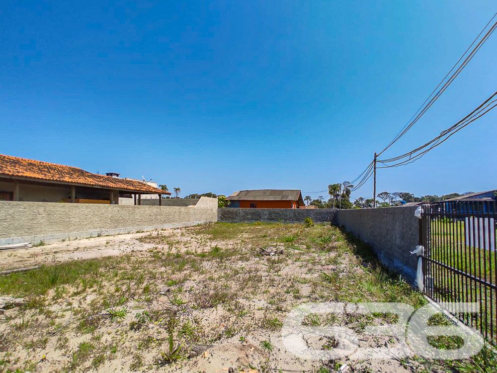 VENDE-SE TERRENO DE ESQUINA PRÓXIMO AO CANAL DO LINGUADO!
Sonha em construir a casa dos seus sonhos em um local paradisíaco? Apresentamos este magnífico terreno de esquina com 442,50m² de área total, localizado no bairro Ervino em São Francisco do Sul. A menos de 300 metros do Canal do Linguado, este terreno totalmente murado é o cenário perfeito para sua futura residência ou empreendimento.
UM TERRENO, INÚMERAS POSSIBILIDADES:
Com espaço de sobra, este terreno oferece inúmeras possibilidades para você criar a casa dos seus sonhos. Imagine um jardim exuberante, uma piscina para os dias quentes ou até mesmo uma área gourmet para receber amigos e familiares. As opções são infinitas!
VIVA A MAGIA DO LITORAL CATARINENSE:
O bairro Ervino é uma verdadeira joia do litoral catarinense, conhecido por suas praias deslumbrantes e ambiente tranquilo. A proximidade ao Canal do Linguado oferece uma experiência única, perfeita para os amantes da pesca, esportes aquáticos ou simplesmente para quem busca paz e tranquilidade.
ESCOLHA A 636 NEGÓCIOS IMOBILIÁRIOS:
Com mais de 30 anos de experiência no mercado imobiliário, a 636 Negócios Imobiliários é sua parceira de confiança. Entre em contato conosco para mais informações e faça um investimento seguro e rentável.
Telefone: (47) 3448-3636
WhatsApp: (47) 99190-0636