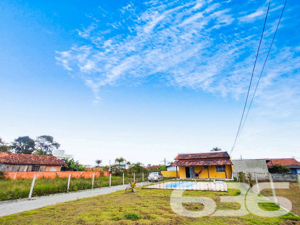 CASA DE PRAIA COM PISCINA NO ERVINO!
Imagine viver a menos de 800 metros da praia, em uma casa aconchegante com piscina e um terreno espaçoso de 490m². Localizada no bairro Ervino em São Francisco do Sul, esta propriedade oferece uma área construída de 60,30m², perfeita para quem busca conforto e lazer em um só lugar.
DETALHES QUE FAZEM A DIFERENÇA:
A casa é composta por um dormitório aconchegante e um banheiro funcional. A sala de estar e jantar são conjugadas com a cozinha, criando um ambiente integrado e acolhedor. Mas o verdadeiro destaque é a área externa: um terreno amplo com piscina e 5 vagas de garagem descobertas, ideal para receber amigos e família.
VIVA A EXPERIÊNCIA DO LITORAL CATARINENSE:
O bairro Ervino é conhecido por suas belas praias e ambiente tranquilo. A propriedade está localizada a menos de 800 metros da praia, permitindo que você desfrute do melhor do litoral catarinense sempre que desejar.
ESCOLHA A 636 NEGÓCIOS IMOBILIÁRIOS:
Com mais de 30 anos de experiência, a 636 Negócios Imobiliários é a escolha certa para quem busca excelência e confiabilidade. Entre em contato conosco para mais informações e realize o sonho da casa própria.
Telefone: (47) 3448-3636
WhatsApp: (47) 99190-0636