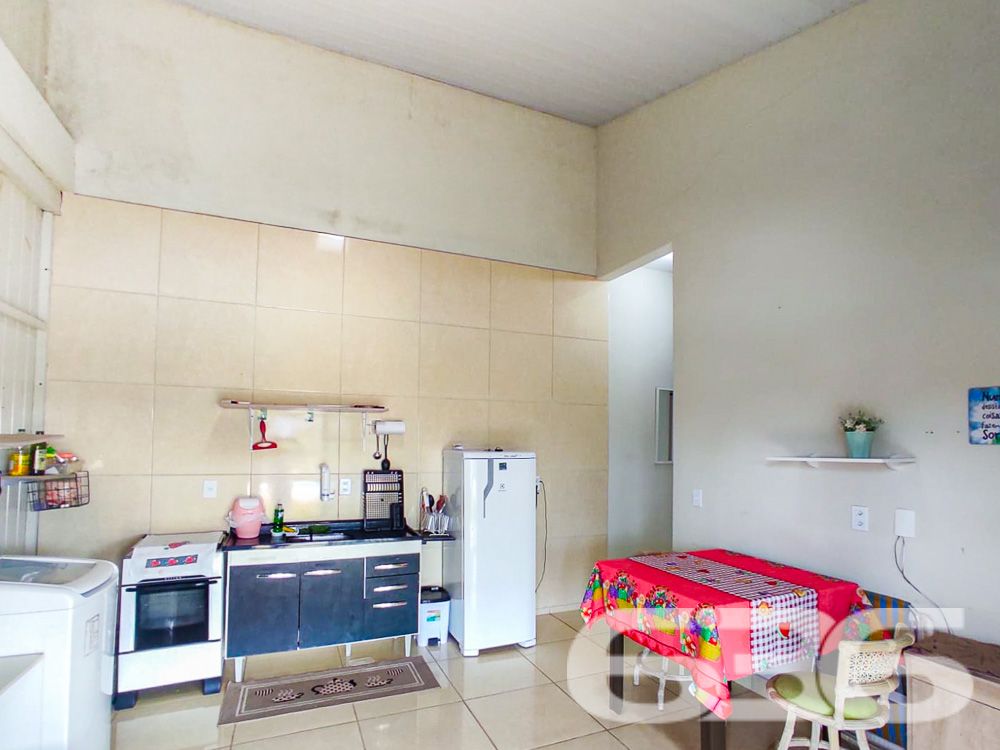CASA DE PRAIA COM PISCINA NO ERVINO!
Imagine viver a menos de 800 metros da praia, em uma casa aconchegante com piscina e um terreno espaçoso de 490m². Localizada no bairro Ervino em São Francisco do Sul, esta propriedade oferece uma área construída de 60,30m², perfeita para quem busca conforto e lazer em um só lugar.
DETALHES QUE FAZEM A DIFERENÇA:
A casa é composta por um dormitório aconchegante e um banheiro funcional. A sala de estar e jantar são conjugadas com a cozinha, criando um ambiente integrado e acolhedor. Mas o verdadeiro destaque é a área externa: um terreno amplo com piscina e 5 vagas de garagem descobertas, ideal para receber amigos e família.
VIVA A EXPERIÊNCIA DO LITORAL CATARINENSE:
O bairro Ervino é conhecido por suas belas praias e ambiente tranquilo. A propriedade está localizada a menos de 800 metros da praia, permitindo que você desfrute do melhor do litoral catarinense sempre que desejar.
ESCOLHA A 636 NEGÓCIOS IMOBILIÁRIOS:
Com mais de 30 anos de experiência, a 636 Negócios Imobiliários é a escolha certa para quem busca excelência e confiabilidade. Entre em contato conosco para mais informações e realize o sonho da casa própria.
Telefone: (47) 3448-3636
WhatsApp: (47) 99190-0636