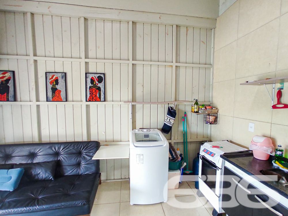 CASA DE PRAIA COM PISCINA NO ERVINO!
Imagine viver a menos de 800 metros da praia, em uma casa aconchegante com piscina e um terreno espaçoso de 490m². Localizada no bairro Ervino em São Francisco do Sul, esta propriedade oferece uma área construída de 60,30m², perfeita para quem busca conforto e lazer em um só lugar.
DETALHES QUE FAZEM A DIFERENÇA:
A casa é composta por um dormitório aconchegante e um banheiro funcional. A sala de estar e jantar são conjugadas com a cozinha, criando um ambiente integrado e acolhedor. Mas o verdadeiro destaque é a área externa: um terreno amplo com piscina e 5 vagas de garagem descobertas, ideal para receber amigos e família.
VIVA A EXPERIÊNCIA DO LITORAL CATARINENSE:
O bairro Ervino é conhecido por suas belas praias e ambiente tranquilo. A propriedade está localizada a menos de 800 metros da praia, permitindo que você desfrute do melhor do litoral catarinense sempre que desejar.
ESCOLHA A 636 NEGÓCIOS IMOBILIÁRIOS:
Com mais de 30 anos de experiência, a 636 Negócios Imobiliários é a escolha certa para quem busca excelência e confiabilidade. Entre em contato conosco para mais informações e realize o sonho da casa própria.
Telefone: (47) 3448-3636
WhatsApp: (47) 99190-0636