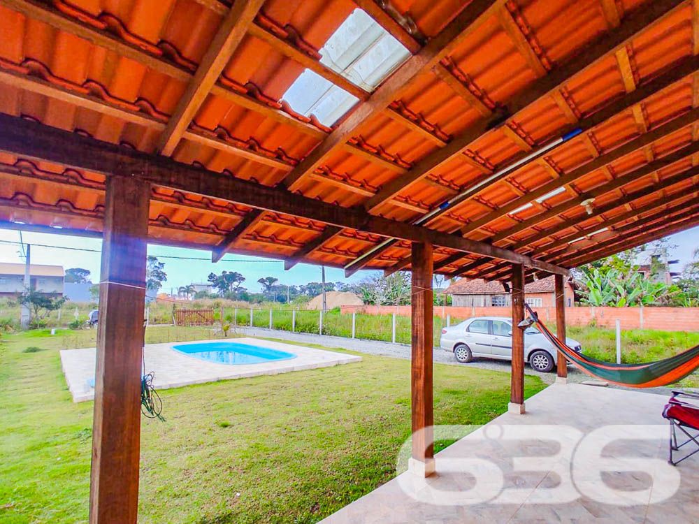 CASA DE PRAIA COM PISCINA NO ERVINO!
Imagine viver a menos de 800 metros da praia, em uma casa aconchegante com piscina e um terreno espaçoso de 490m². Localizada no bairro Ervino em São Francisco do Sul, esta propriedade oferece uma área construída de 60,30m², perfeita para quem busca conforto e lazer em um só lugar.
DETALHES QUE FAZEM A DIFERENÇA:
A casa é composta por um dormitório aconchegante e um banheiro funcional. A sala de estar e jantar são conjugadas com a cozinha, criando um ambiente integrado e acolhedor. Mas o verdadeiro destaque é a área externa: um terreno amplo com piscina e 5 vagas de garagem descobertas, ideal para receber amigos e família.
VIVA A EXPERIÊNCIA DO LITORAL CATARINENSE:
O bairro Ervino é conhecido por suas belas praias e ambiente tranquilo. A propriedade está localizada a menos de 800 metros da praia, permitindo que você desfrute do melhor do litoral catarinense sempre que desejar.
ESCOLHA A 636 NEGÓCIOS IMOBILIÁRIOS:
Com mais de 30 anos de experiência, a 636 Negócios Imobiliários é a escolha certa para quem busca excelência e confiabilidade. Entre em contato conosco para mais informações e realize o sonho da casa própria.
Telefone: (47) 3448-3636
WhatsApp: (47) 99190-0636
