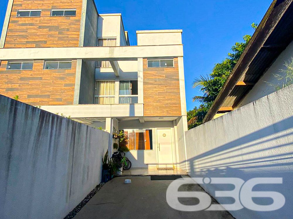 LINDO SOBRADO COM 2 SUÍTES EM CAMBORIÚ!
Apresentamos uma casa estilo sobrado com 73,81m² de área construída, localizada no bairro São Francisco de Assis em Camboriú, um dos bairros mais valorizados da região. Esta casa é perfeita para você que busca conforto e comodidade, com 2 suítes, 2 vagas de garagem descobertas e uma localização privilegiada a apenas 3km da praia e muito próximo de Balneário Camboriú.
COMODIDADE E ESTILO EM CADA CÔMODO:
Esta casa oferece 2 suítes espaçosas, uma delas com ar-condicionado split, garantindo seu conforto em todas as estações. A sala de estar e jantar é perfeita para receber amigos e familiares, enquanto a cozinha e a lavanderia são práticas e funcionais. O piso é de porcelanato e o corrimão é de inox, adicionando um toque de elegância ao imóvel.
LOCALIZAÇÃO ESTRATÉGICA:
Situada no bairro São Francisco de Assis, a casa está em uma rua que oferece tudo o que você precisa: escola, supermercado e farmácia. Além disso, você estará a apenas 3km da praia e muito próximo de Balneário Camboriú, permitindo que você desfrute do melhor do litoral catarinense.
ESCOLHA A 636 NEGÓCIOS IMOBILIÁRIOS:
Com mais de 30 anos de experiência, a 636 Negócios Imobiliários é sua melhor escolha para um negócio seguro e vantajoso. Para mais informações, entre em contato conosco.
Telefone: (47) 3451-0636
WhatsApp: (47) 99190-0636