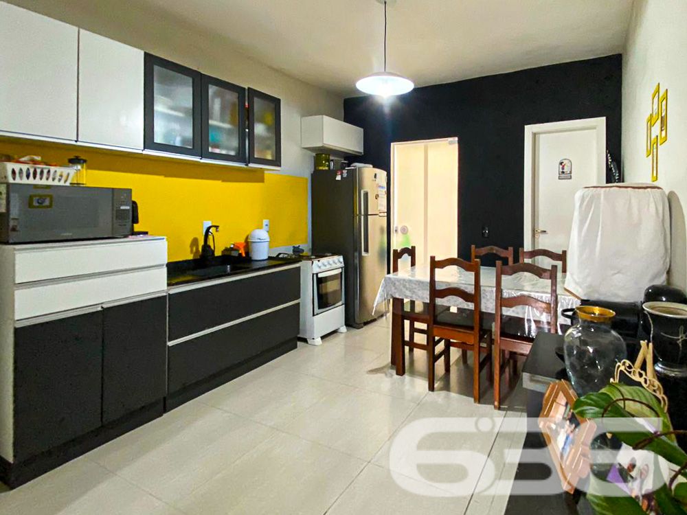 LINDO SOBRADO COM 2 SUÍTES EM CAMBORIÚ!
Apresentamos uma casa estilo sobrado com 73,81m² de área construída, localizada no bairro São Francisco de Assis em Camboriú, um dos bairros mais valorizados da região. Esta casa é perfeita para você que busca conforto e comodidade, com 2 suítes, 2 vagas de garagem descobertas e uma localização privilegiada a apenas 3km da praia e muito próximo de Balneário Camboriú.
COMODIDADE E ESTILO EM CADA CÔMODO:
Esta casa oferece 2 suítes espaçosas, uma delas com ar-condicionado split, garantindo seu conforto em todas as estações. A sala de estar e jantar é perfeita para receber amigos e familiares, enquanto a cozinha e a lavanderia são práticas e funcionais. O piso é de porcelanato e o corrimão é de inox, adicionando um toque de elegância ao imóvel.
LOCALIZAÇÃO ESTRATÉGICA:
Situada no bairro São Francisco de Assis, a casa está em uma rua que oferece tudo o que você precisa: escola, supermercado e farmácia. Além disso, você estará a apenas 3km da praia e muito próximo de Balneário Camboriú, permitindo que você desfrute do melhor do litoral catarinense.
ESCOLHA A 636 NEGÓCIOS IMOBILIÁRIOS:
Com mais de 30 anos de experiência, a 636 Negócios Imobiliários é sua melhor escolha para um negócio seguro e vantajoso. Para mais informações, entre em contato conosco.
Telefone: (47) 3451-0636
WhatsApp: (47) 99190-0636